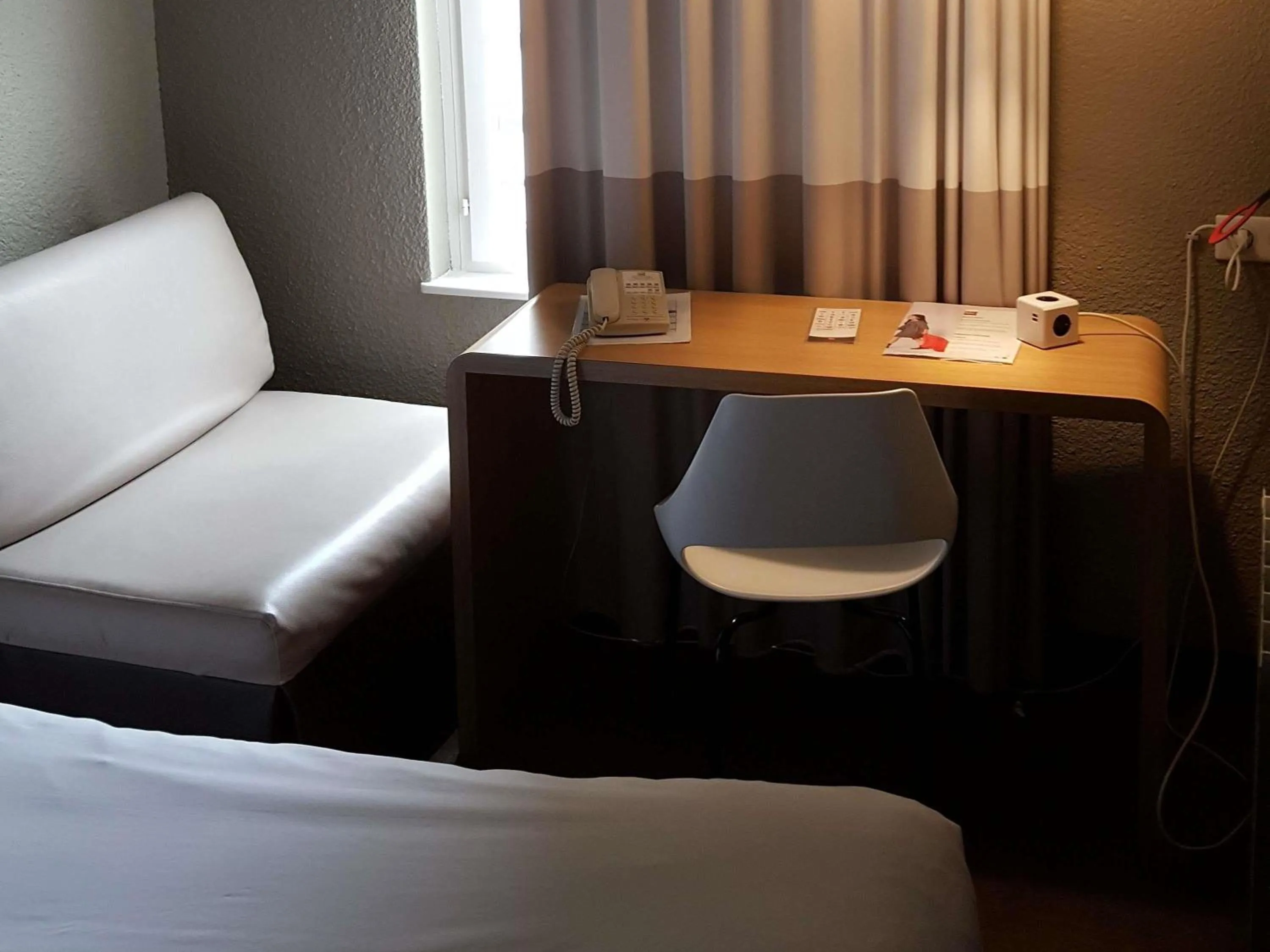 Bedroom, Bed in ibis Saint-Omer Centre