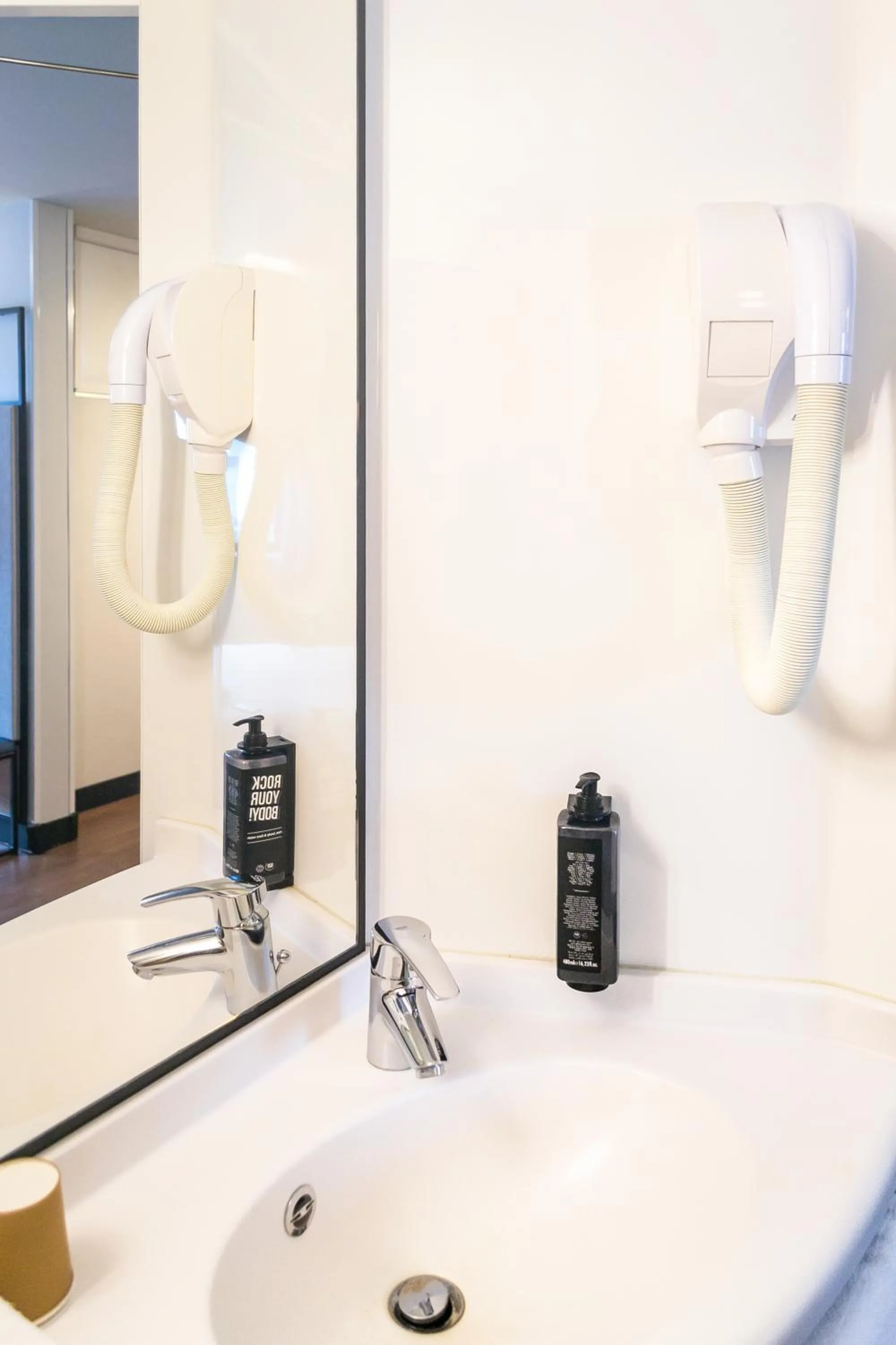 Bathroom in ibis Saint-Omer Centre