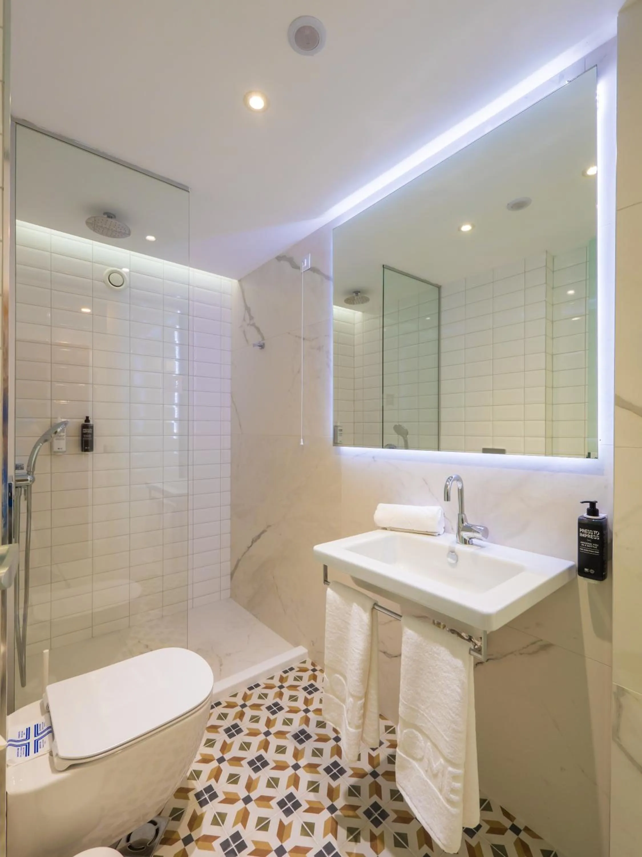 Bathroom in ibis Styles Golden Sands Roomer Hotel