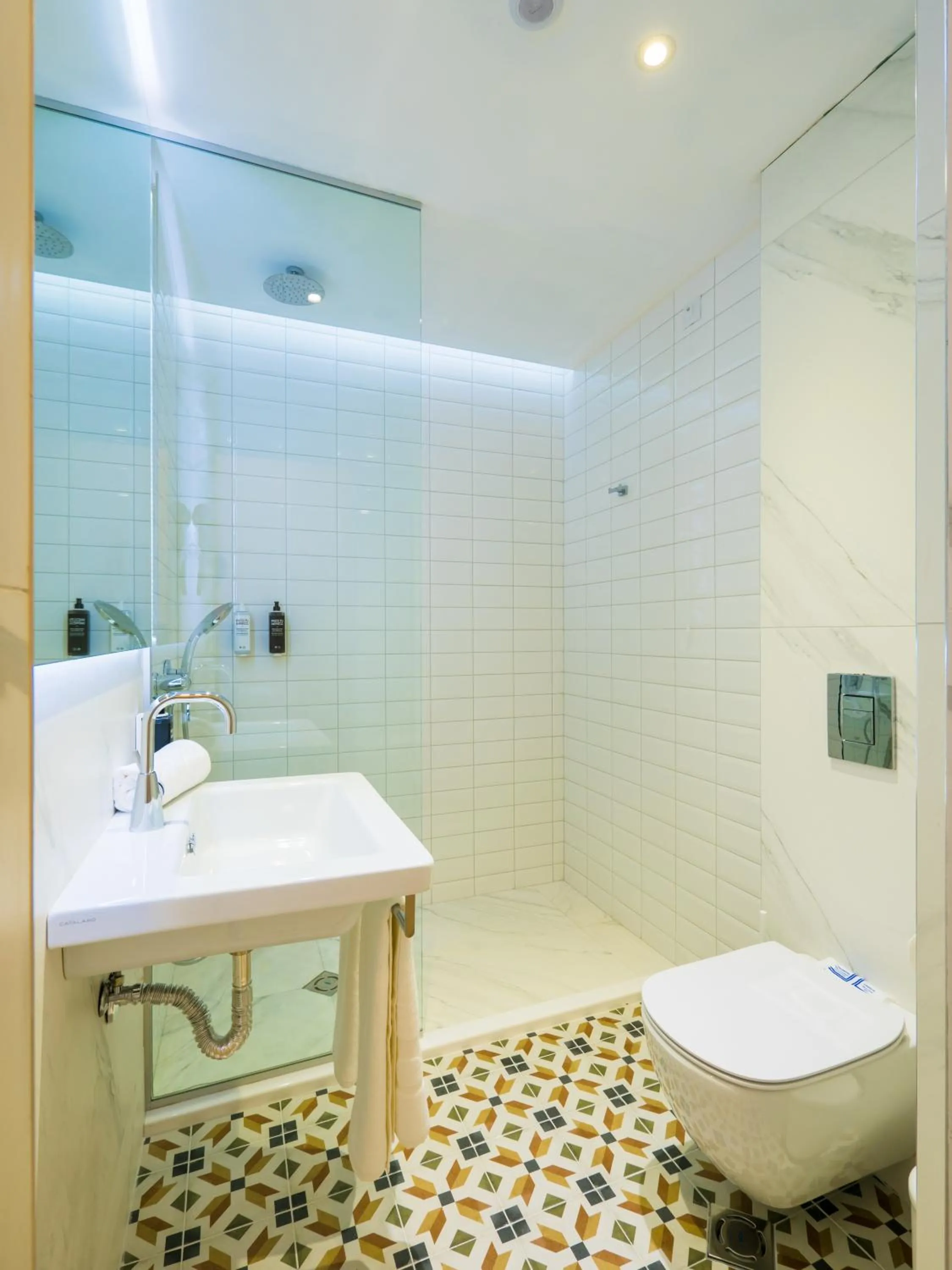 Bathroom in ibis Styles Golden Sands Roomer Hotel