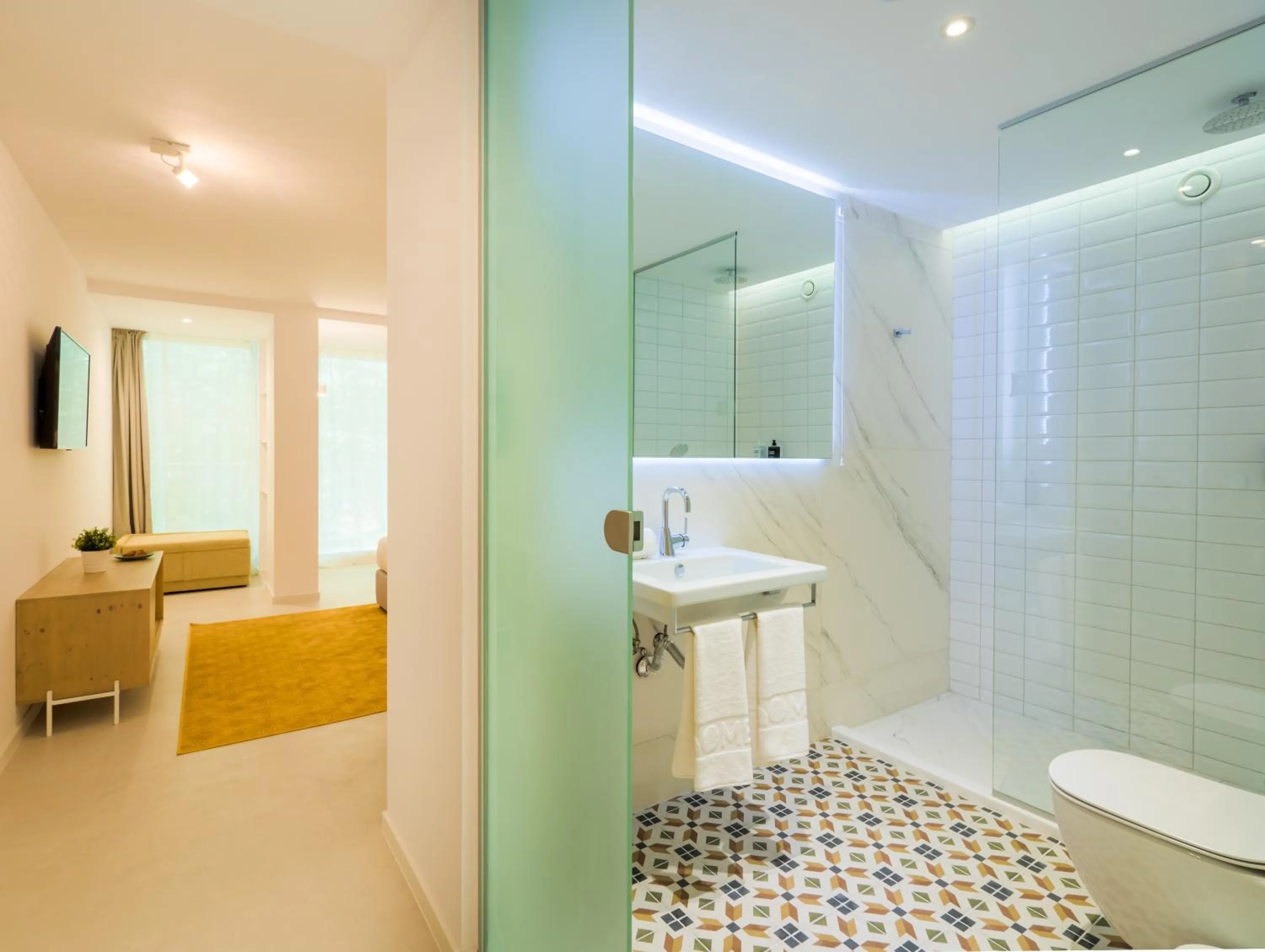 Bathroom in ibis Styles Golden Sands Roomer Hotel