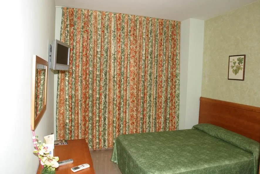 Photo of the whole room, Bed in Hotel Fonda Neus