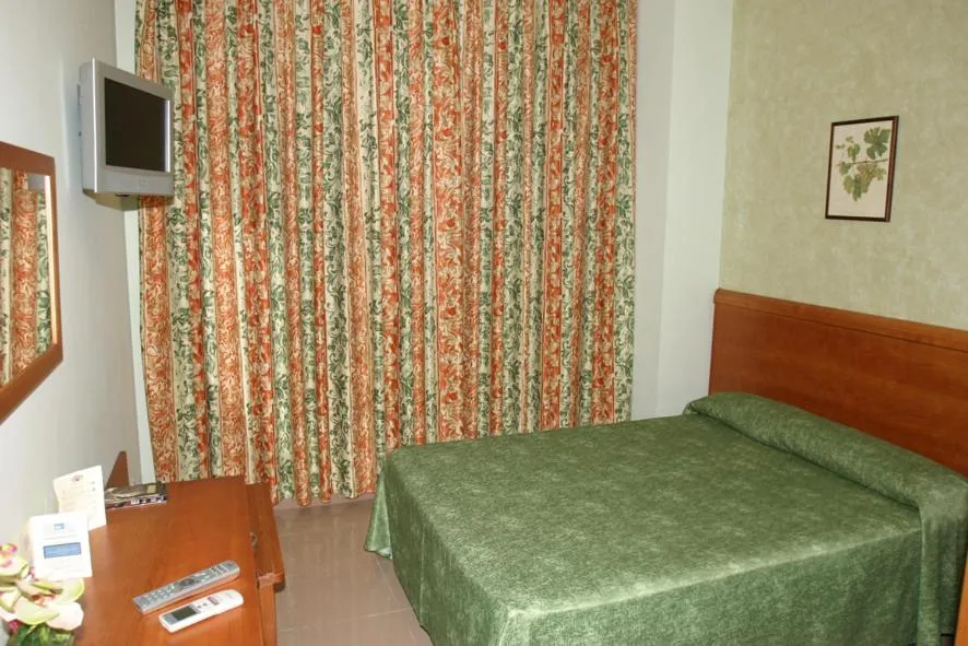 Photo of the whole room, Bed in Hotel Fonda Neus