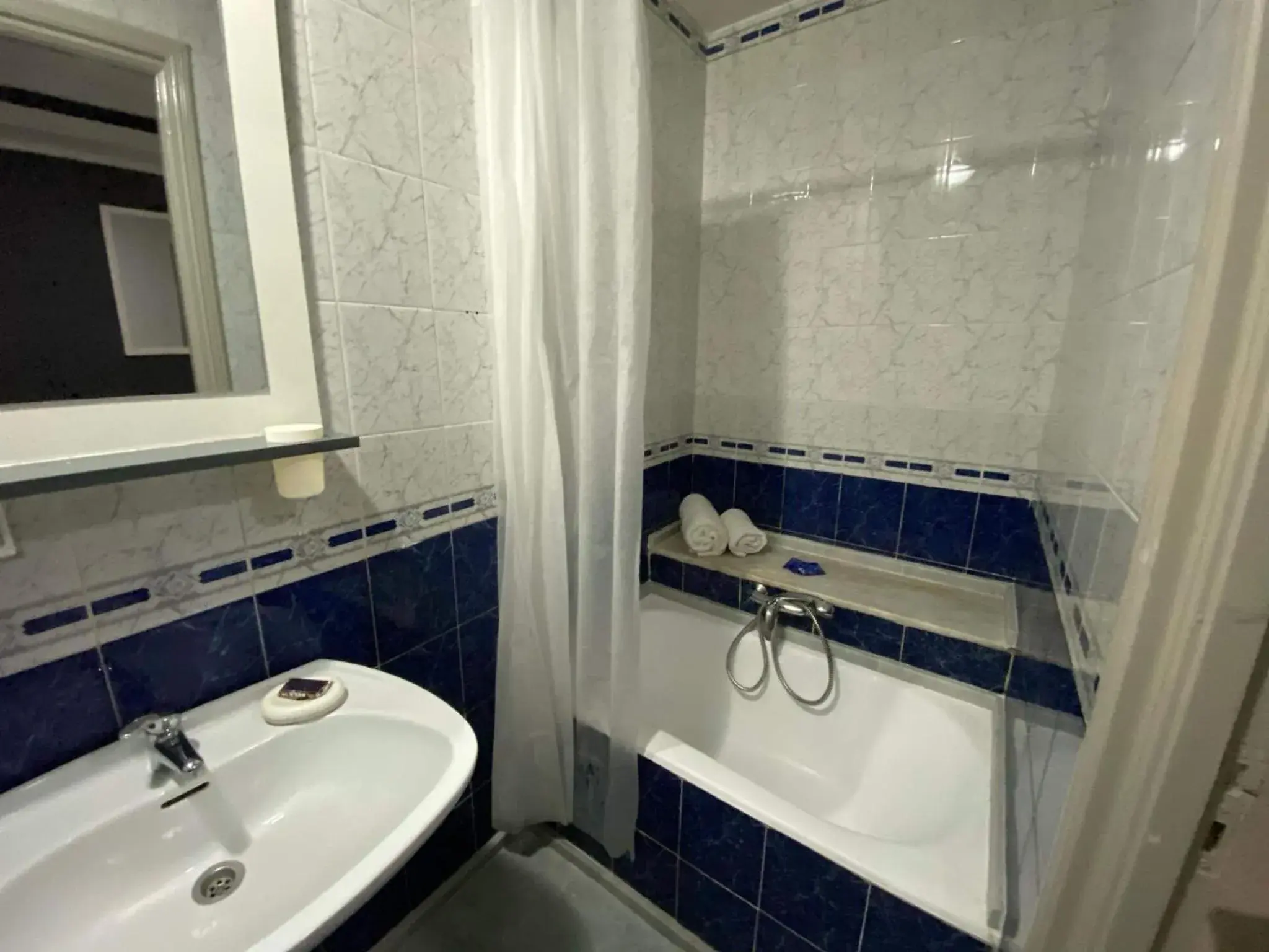 Triple Room in Hôtel le calife Triple Room in Hôtel le calife