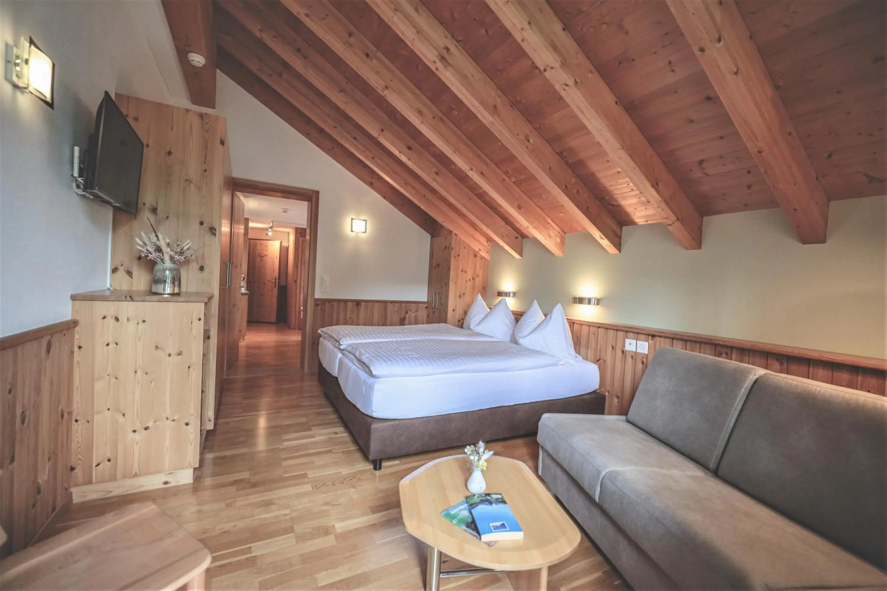 Photo of the whole room, Bed in Hotel Sonnenhalde, Arosa