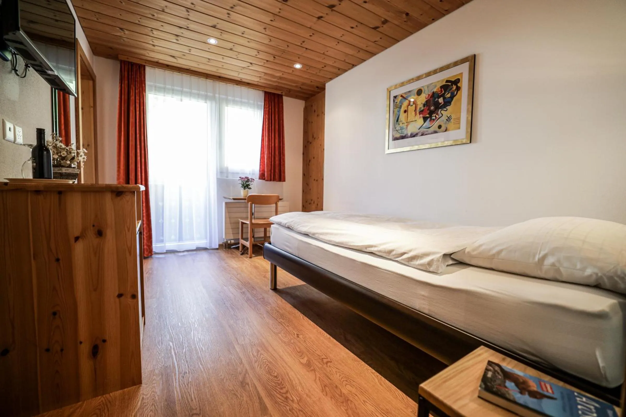 Photo of the whole room, Bed in Hotel Sonnenhalde, Arosa