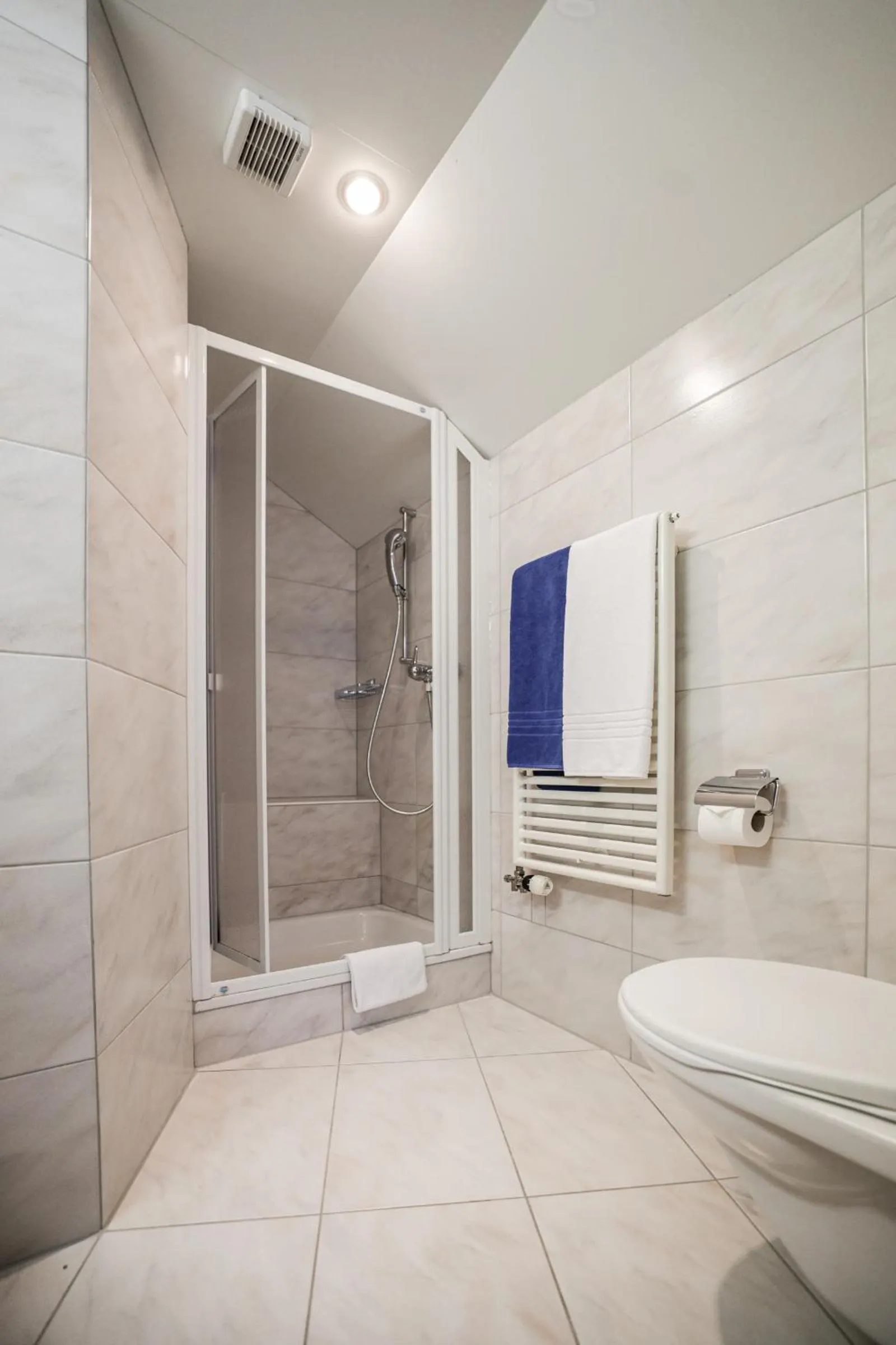 Bathroom in Hotel Sonnenhalde, Arosa