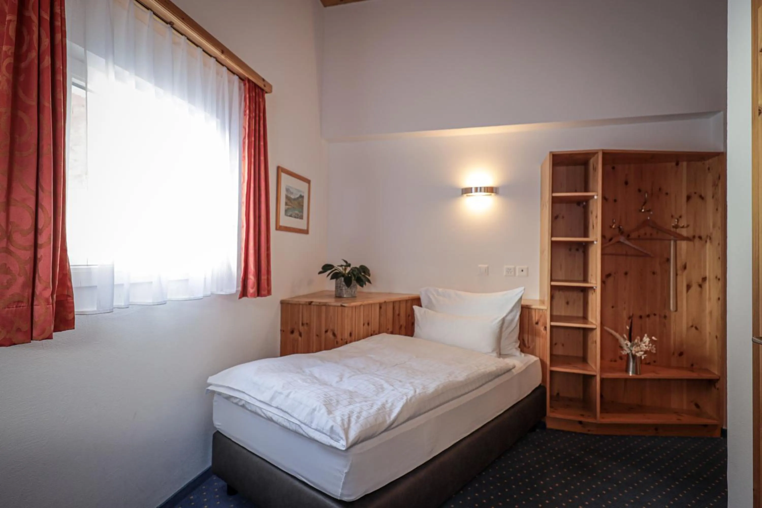 Photo of the whole room, Bed in Hotel Sonnenhalde, Arosa