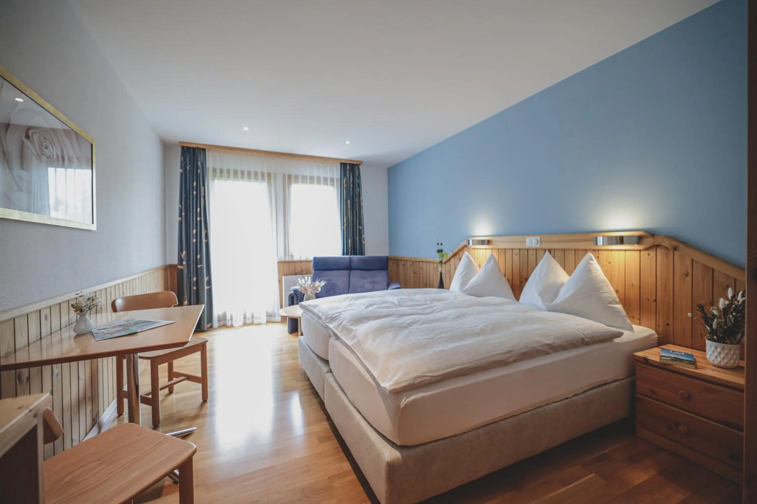 Photo of the whole room, Bed in Hotel Sonnenhalde, Arosa