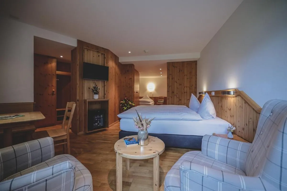Photo of the whole room, Bed in Hotel Sonnenhalde, Arosa