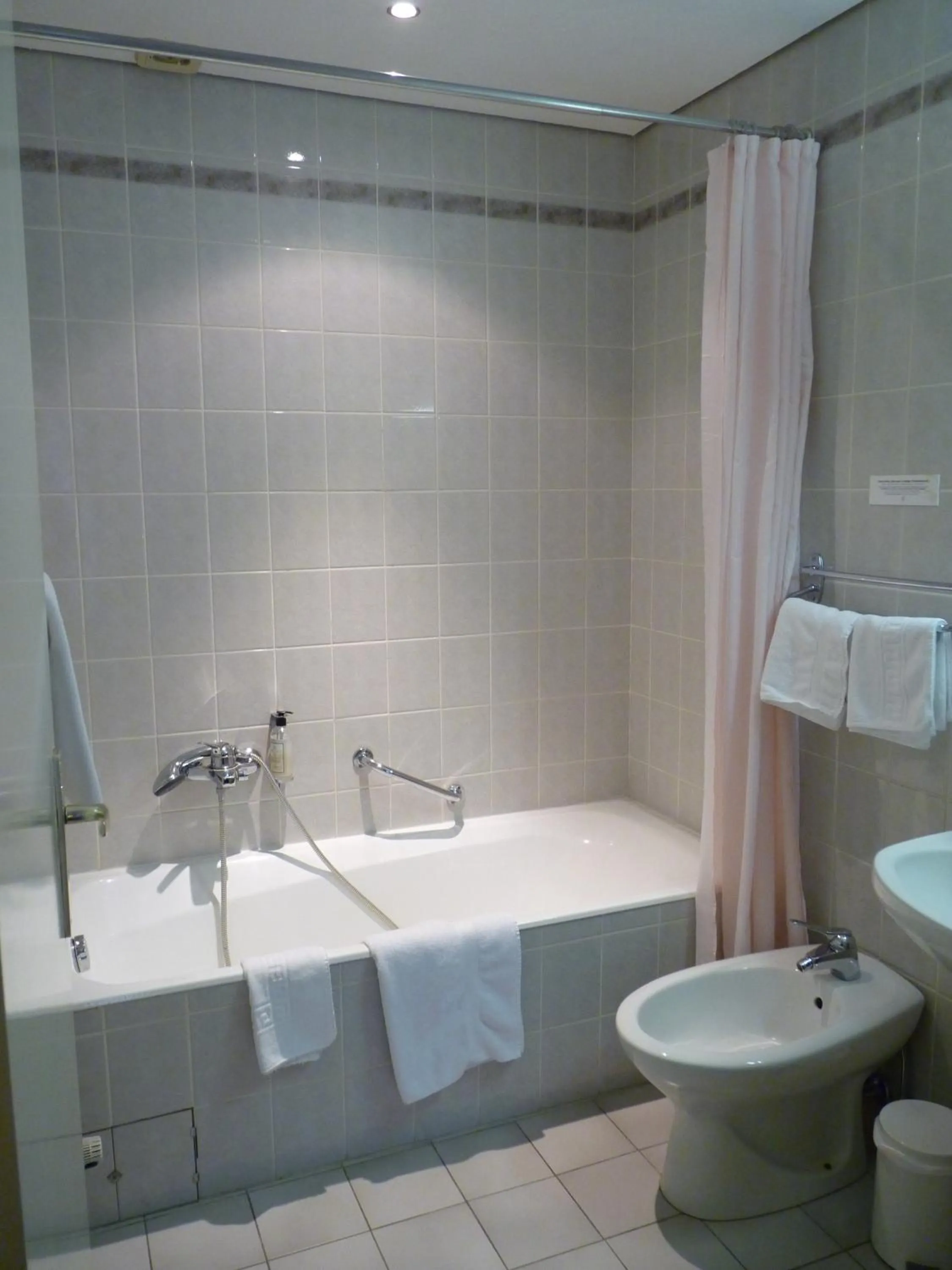 Bathroom in Logis Hôtel Notre-Dame - restaurant ouvert midi et soir sauf dimanche soir