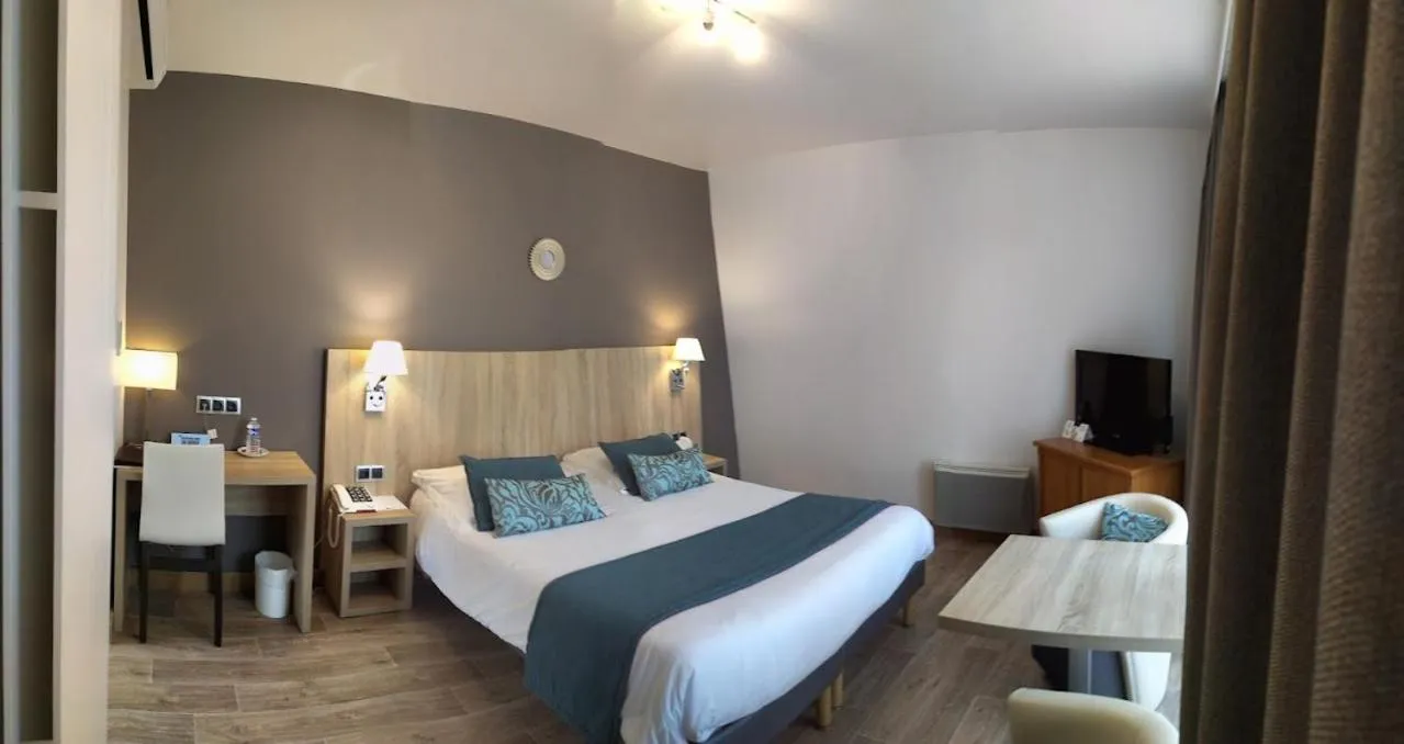 Bedroom, Bed in Logis Hôtel Notre-Dame - restaurant ouvert midi et soir sauf dimanche soir