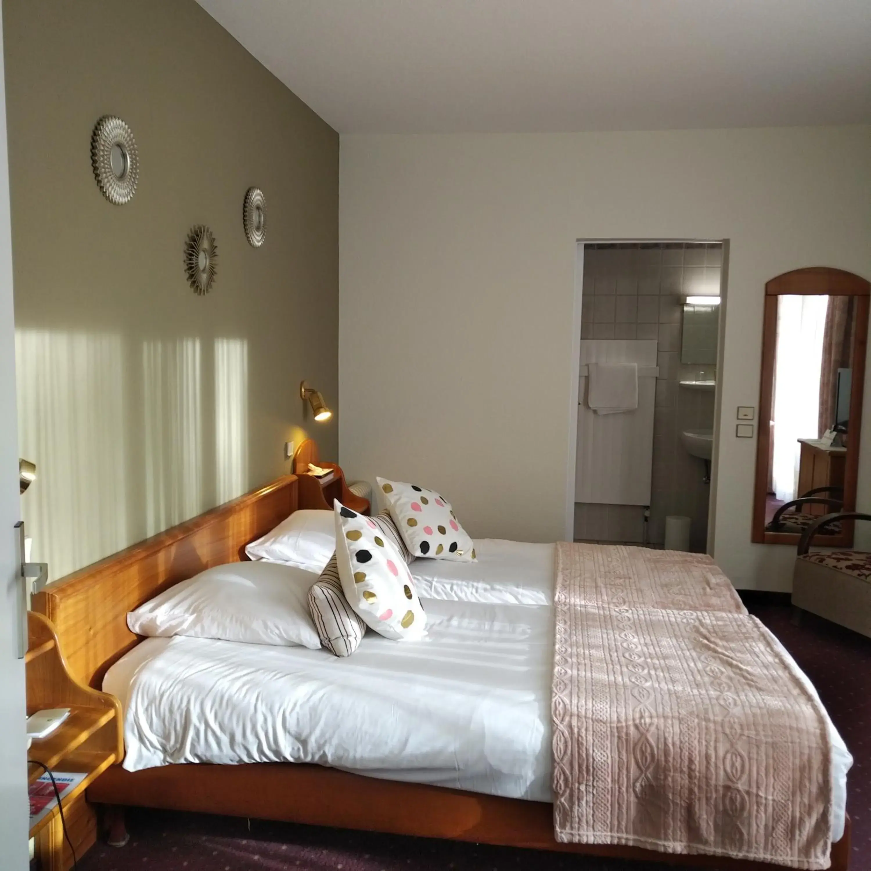 Large Double Room - single occupancy in Logis Hôtel Notre-Dame - restaurant ouvert midi et soir sauf dimanche soir Large Double Room - single occupancy in Logis Hôtel Notre-Dame - restaurant ouvert midi et soir sauf dimanche soir