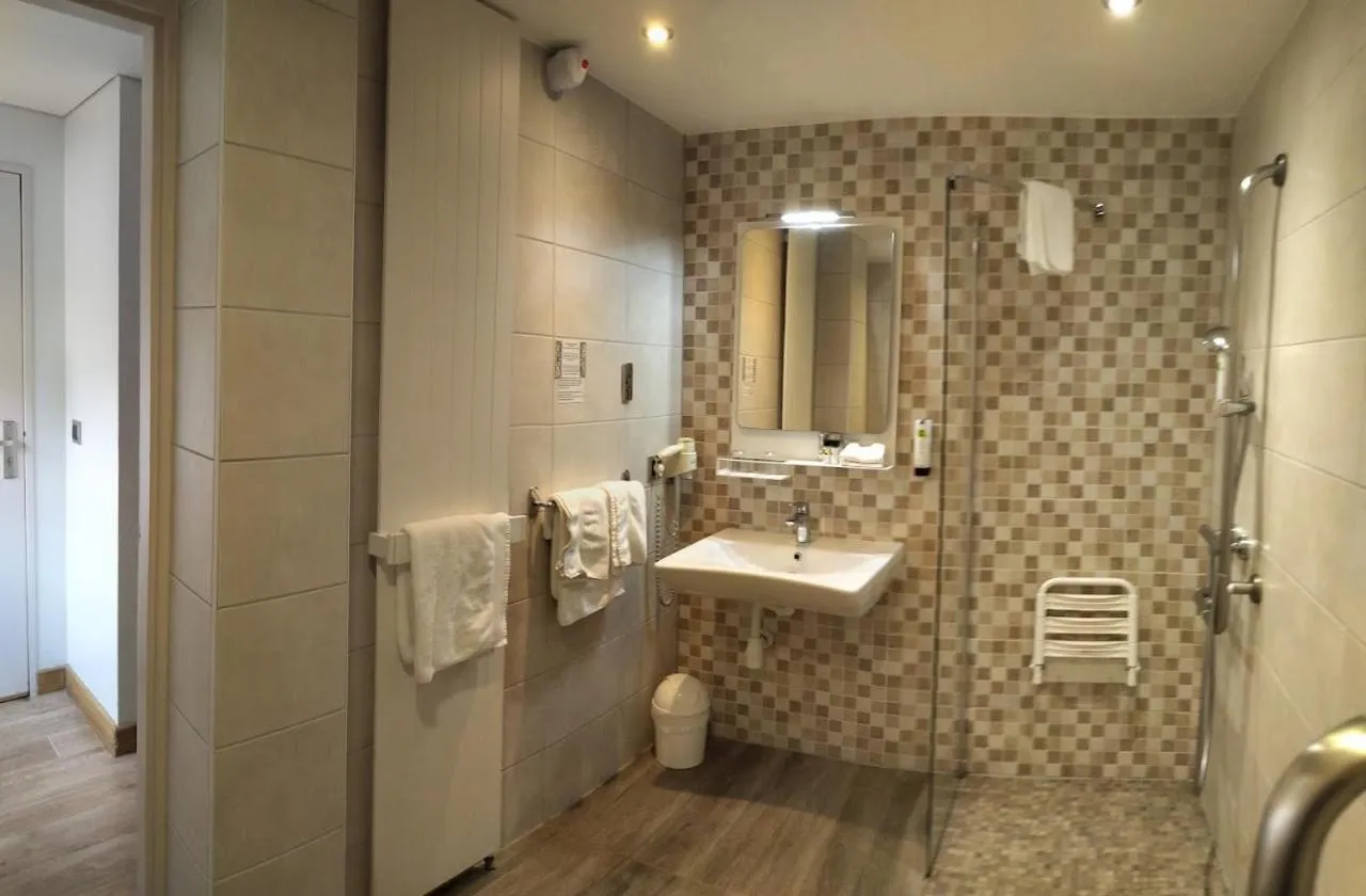 Bathroom in Logis Hôtel Notre-Dame - restaurant ouvert midi et soir sauf dimanche soir