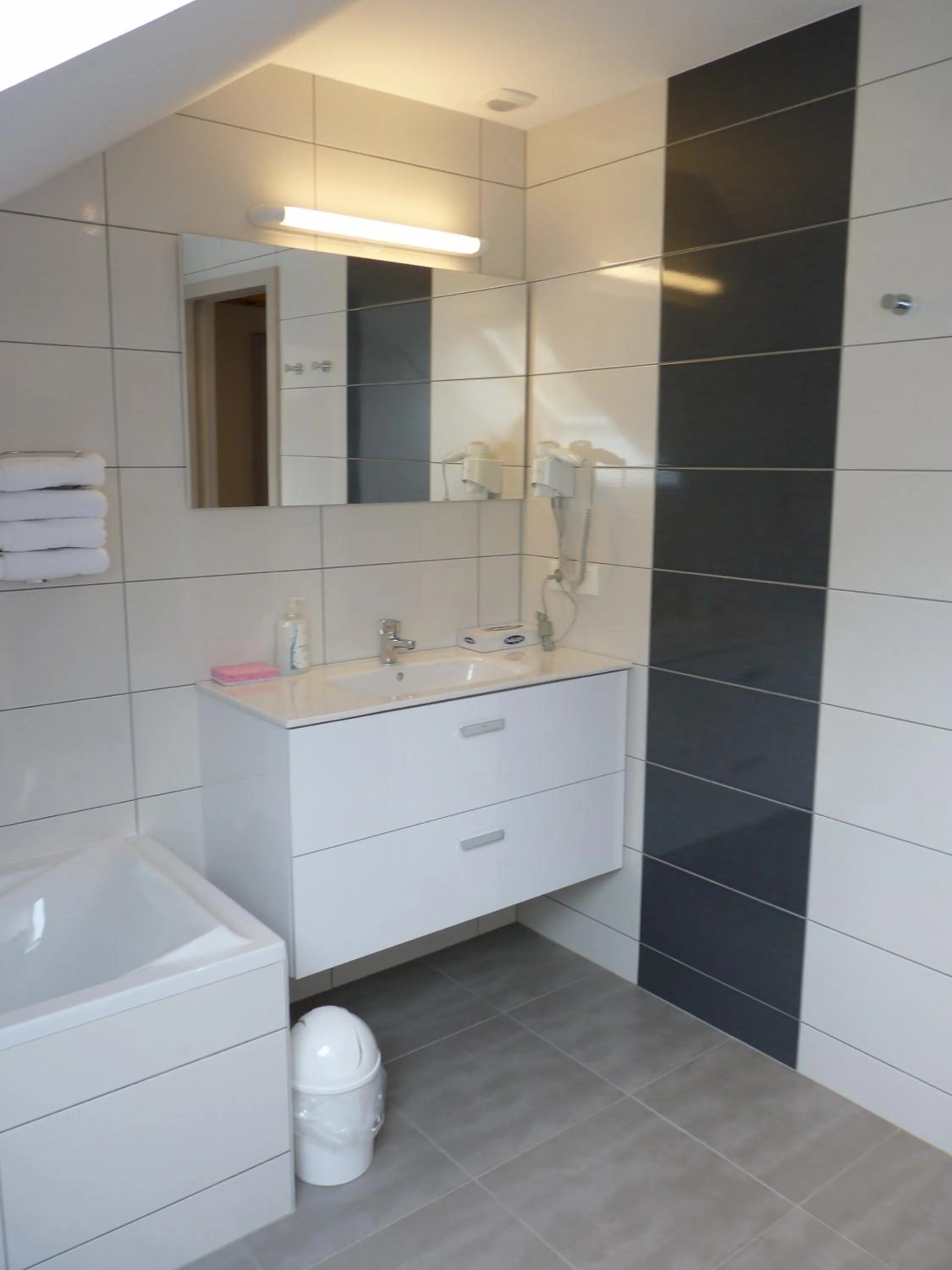 Bathroom in Logis Hôtel Notre-Dame - restaurant ouvert midi et soir sauf dimanche soir