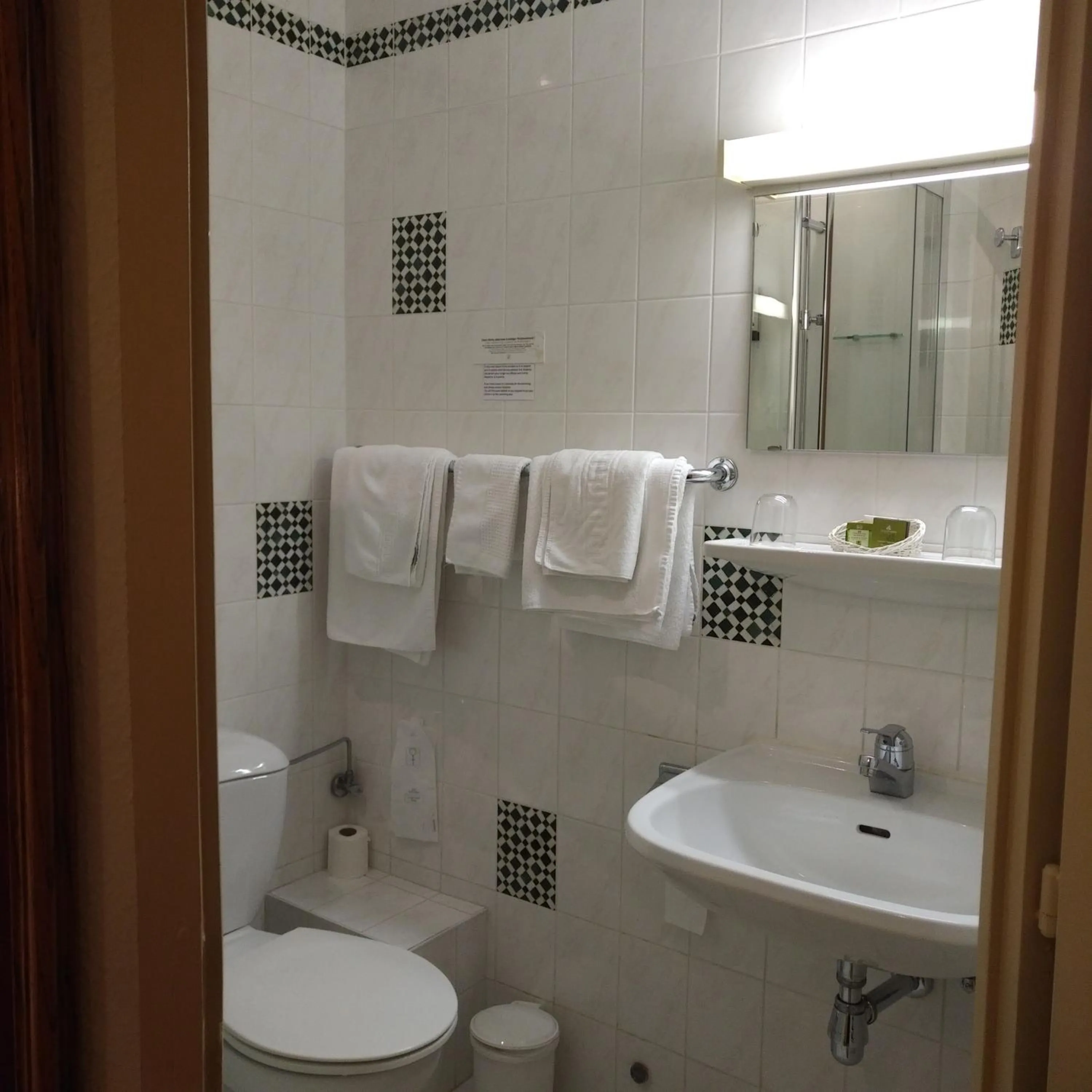 Bathroom in Logis Hôtel Notre-Dame - restaurant ouvert midi et soir sauf dimanche soir