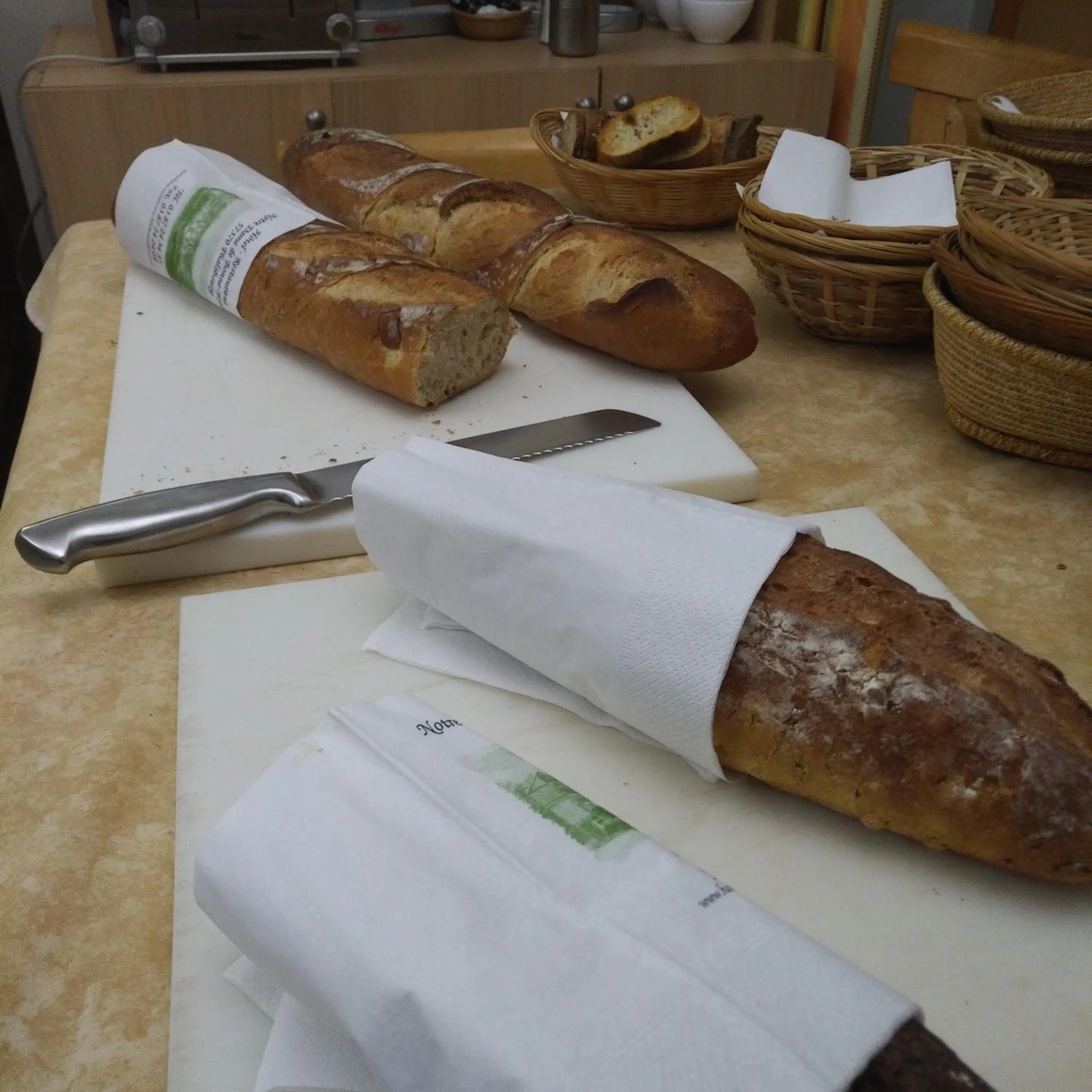 Food and drinks in Logis Hôtel Notre-Dame - restaurant ouvert midi et soir sauf dimanche soir