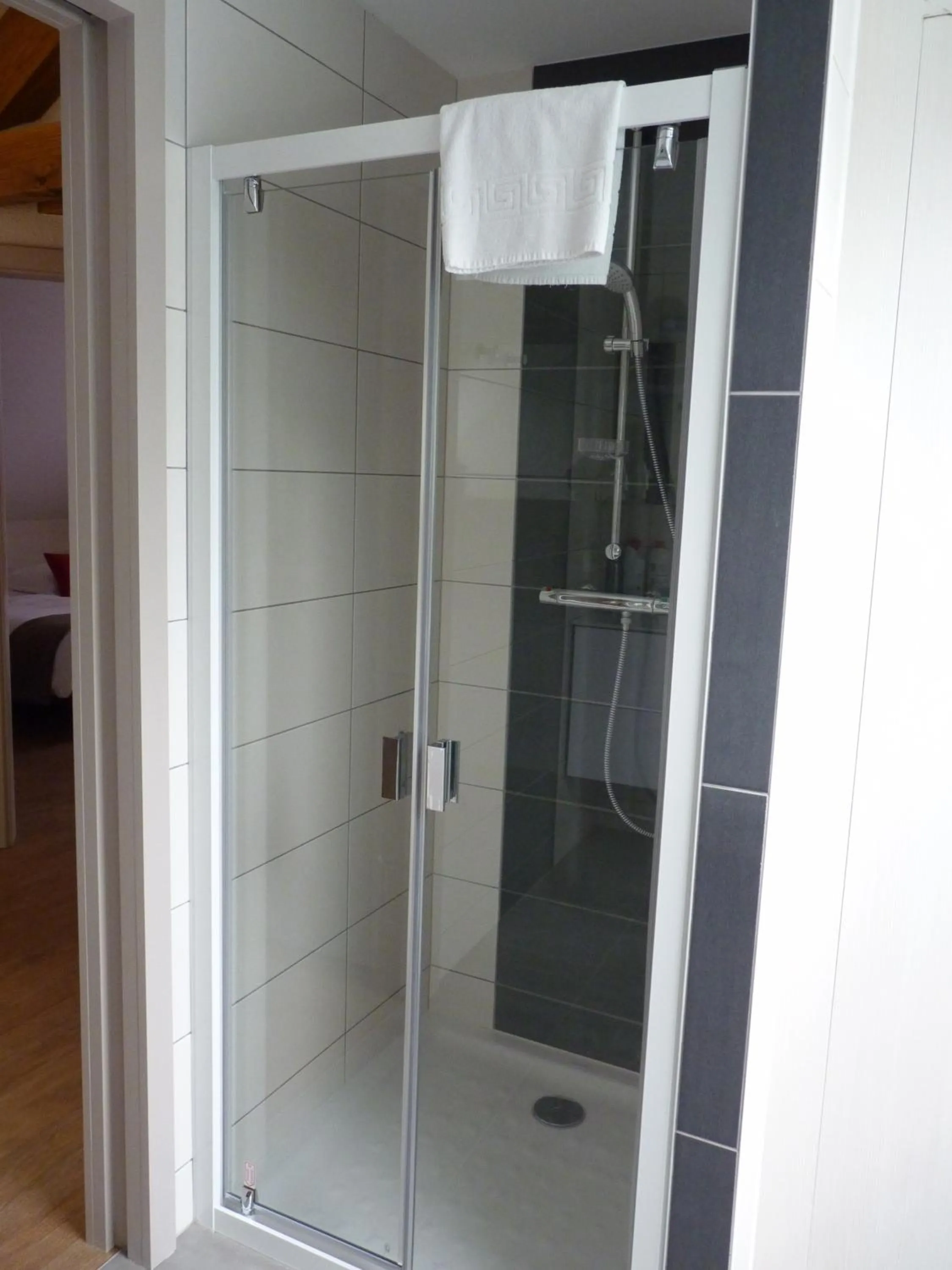 Bathroom in Logis Hôtel Notre-Dame - restaurant ouvert midi et soir sauf dimanche soir