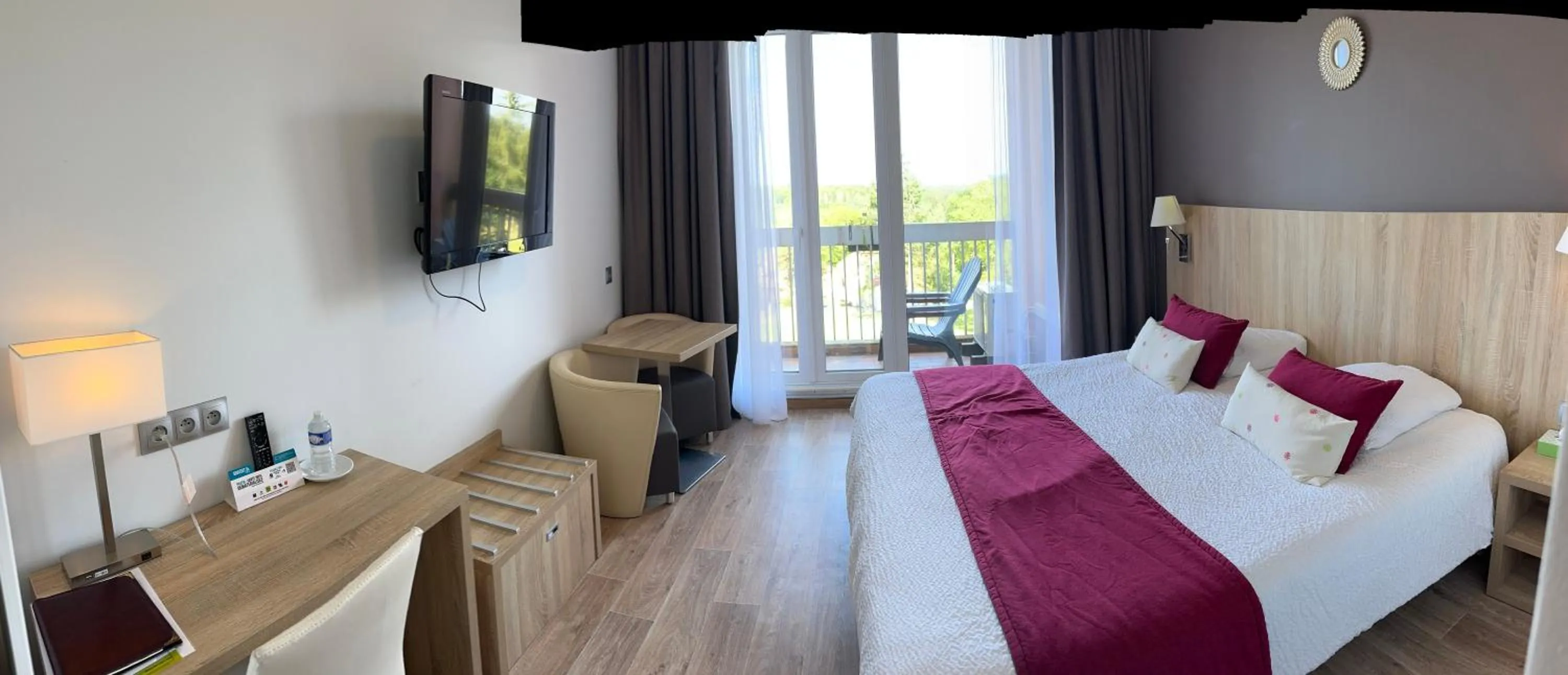 Photo of the whole room, Bed in Logis Hôtel Notre-Dame - restaurant ouvert midi et soir sauf dimanche soir