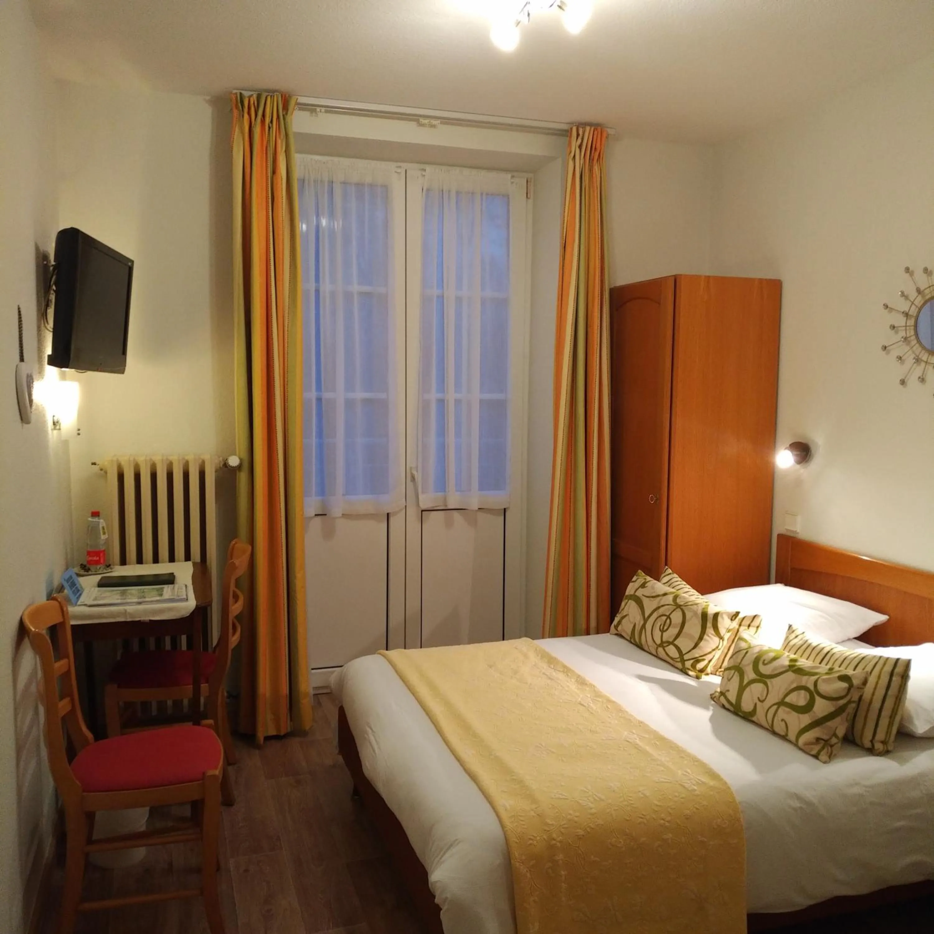 Bedroom, Bed in Logis Hôtel Notre-Dame - restaurant ouvert midi et soir sauf dimanche soir