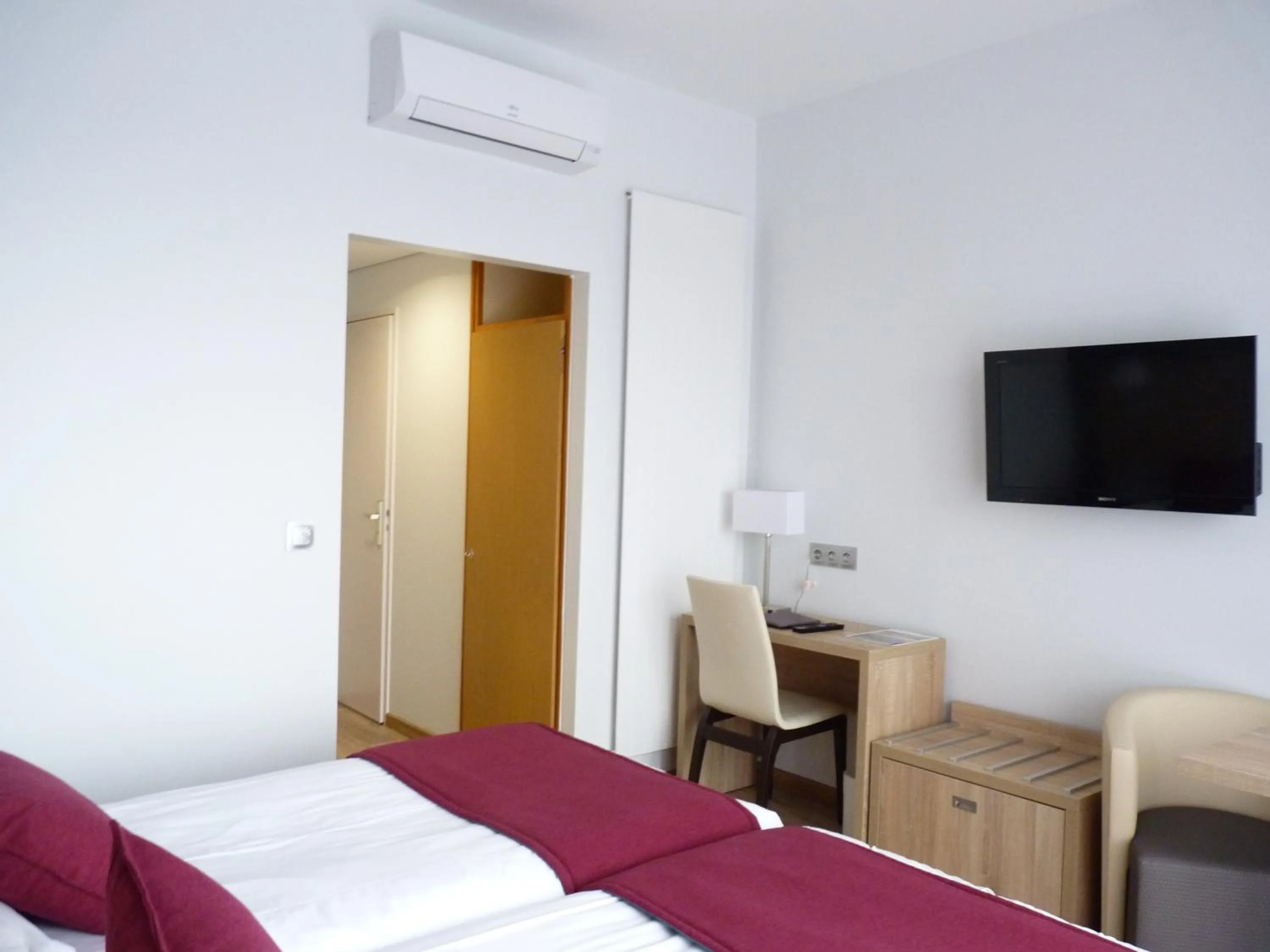 Bedroom, Bed in Logis Hôtel Notre-Dame - restaurant ouvert midi et soir sauf dimanche soir