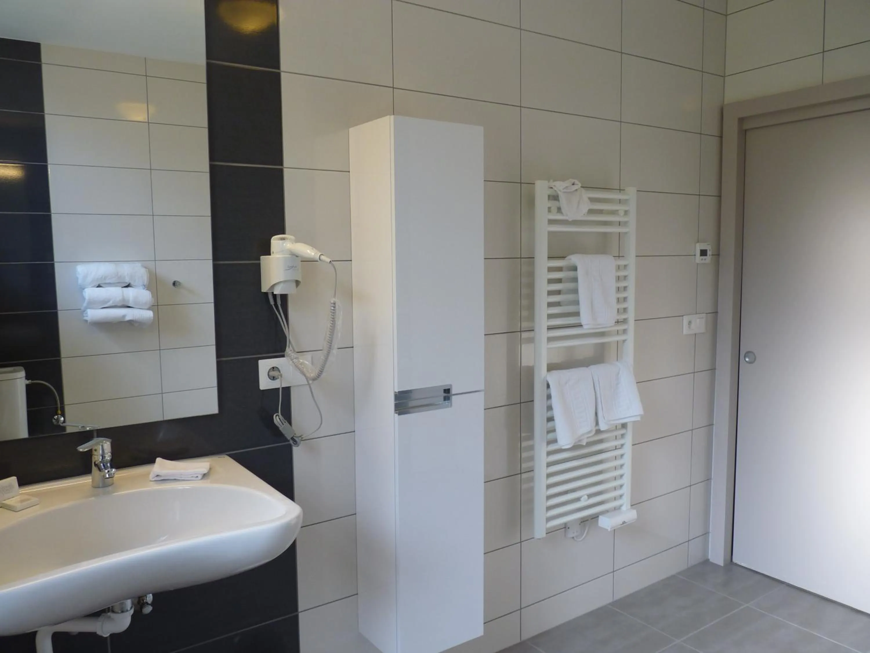 Bathroom in Logis Hôtel Notre-Dame - restaurant ouvert midi et soir sauf dimanche soir