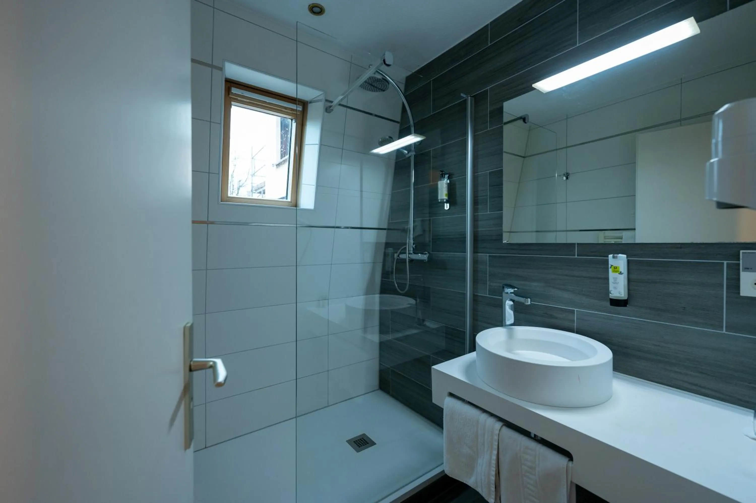 Bathroom in Logis Hôtel Notre-Dame - restaurant ouvert midi et soir sauf dimanche soir