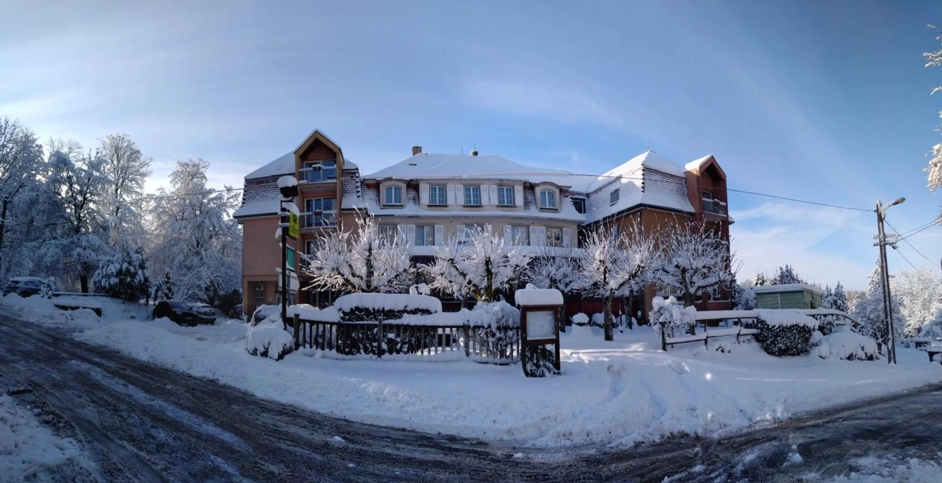 Facade/entrance in Logis Hôtel Notre-Dame - restaurant ouvert midi et soir sauf dimanche soir