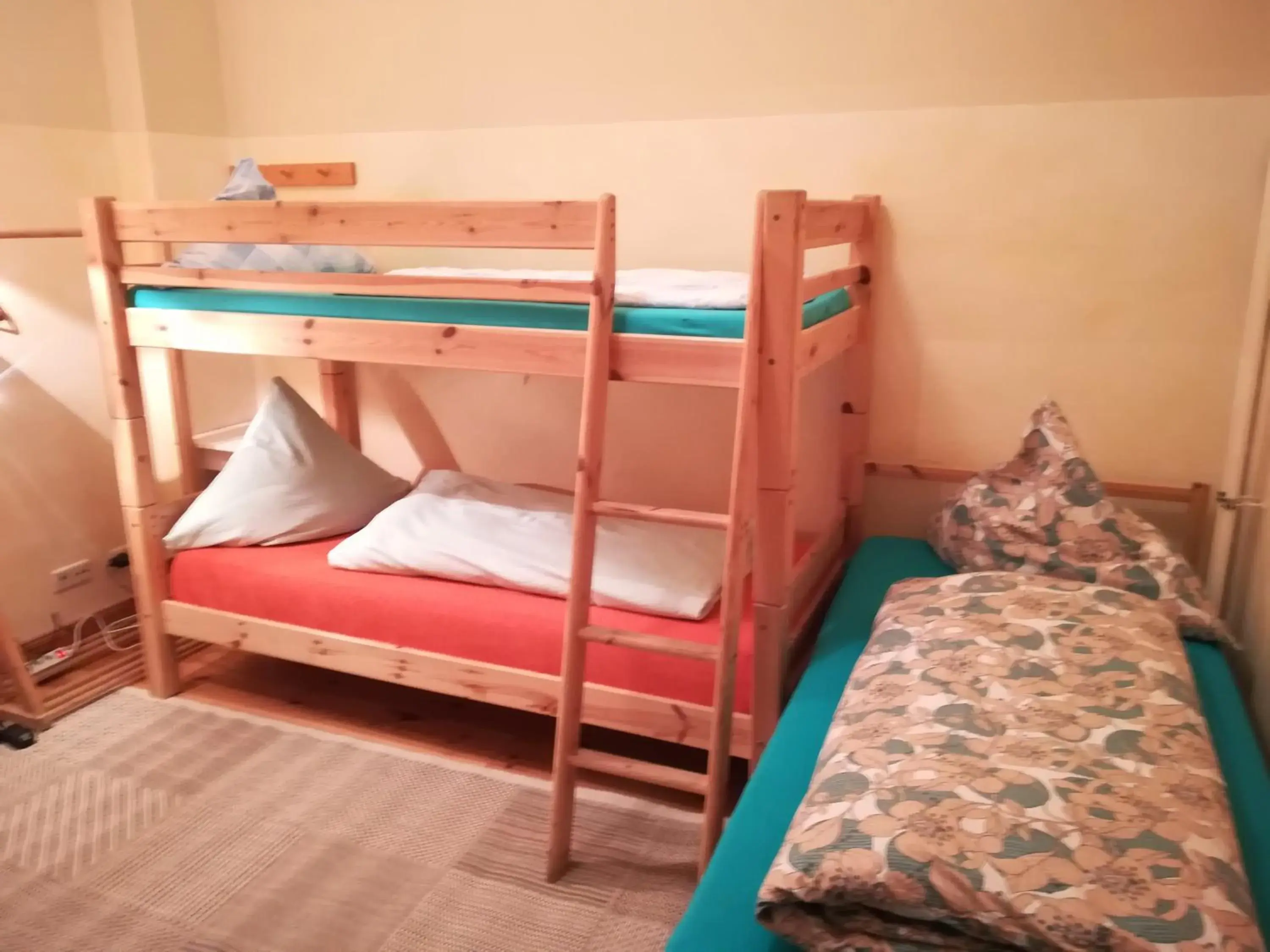 External Triple Room with Shared Bathroom in Excellent Apartments Kreuzberg External Triple Room with Shared Bathroom in Excellent Apartments Kreuzberg