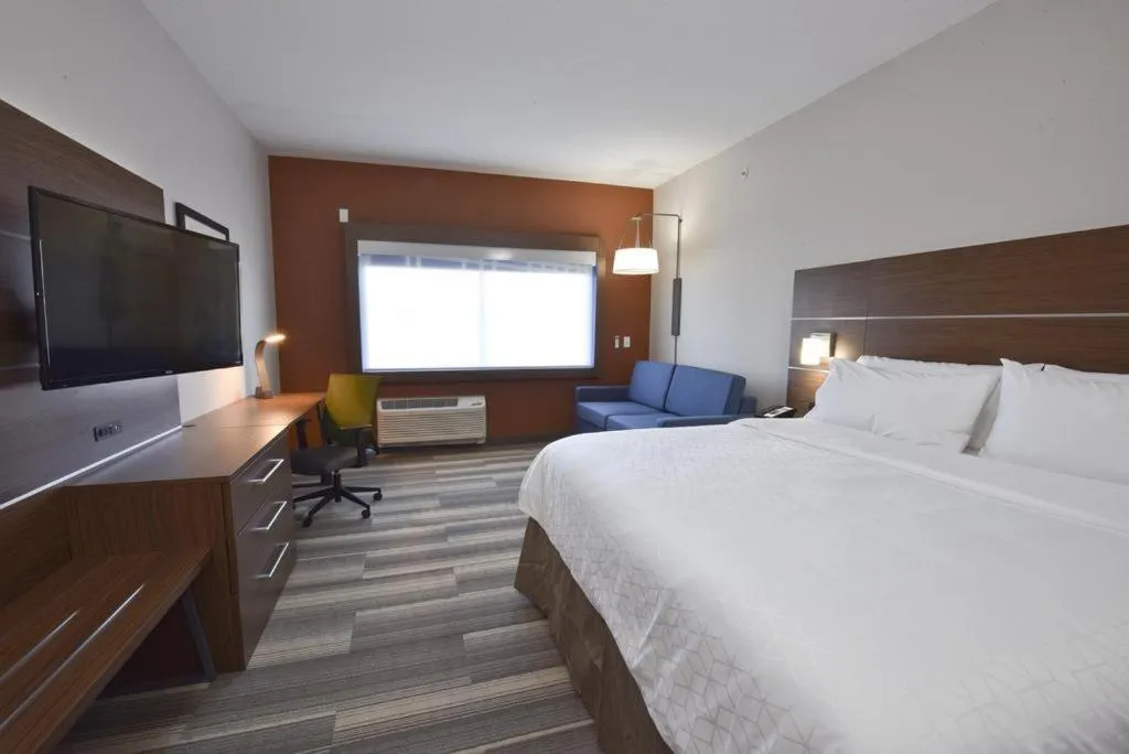 Bed in Holiday Inn Express & Suites Junction by IHG