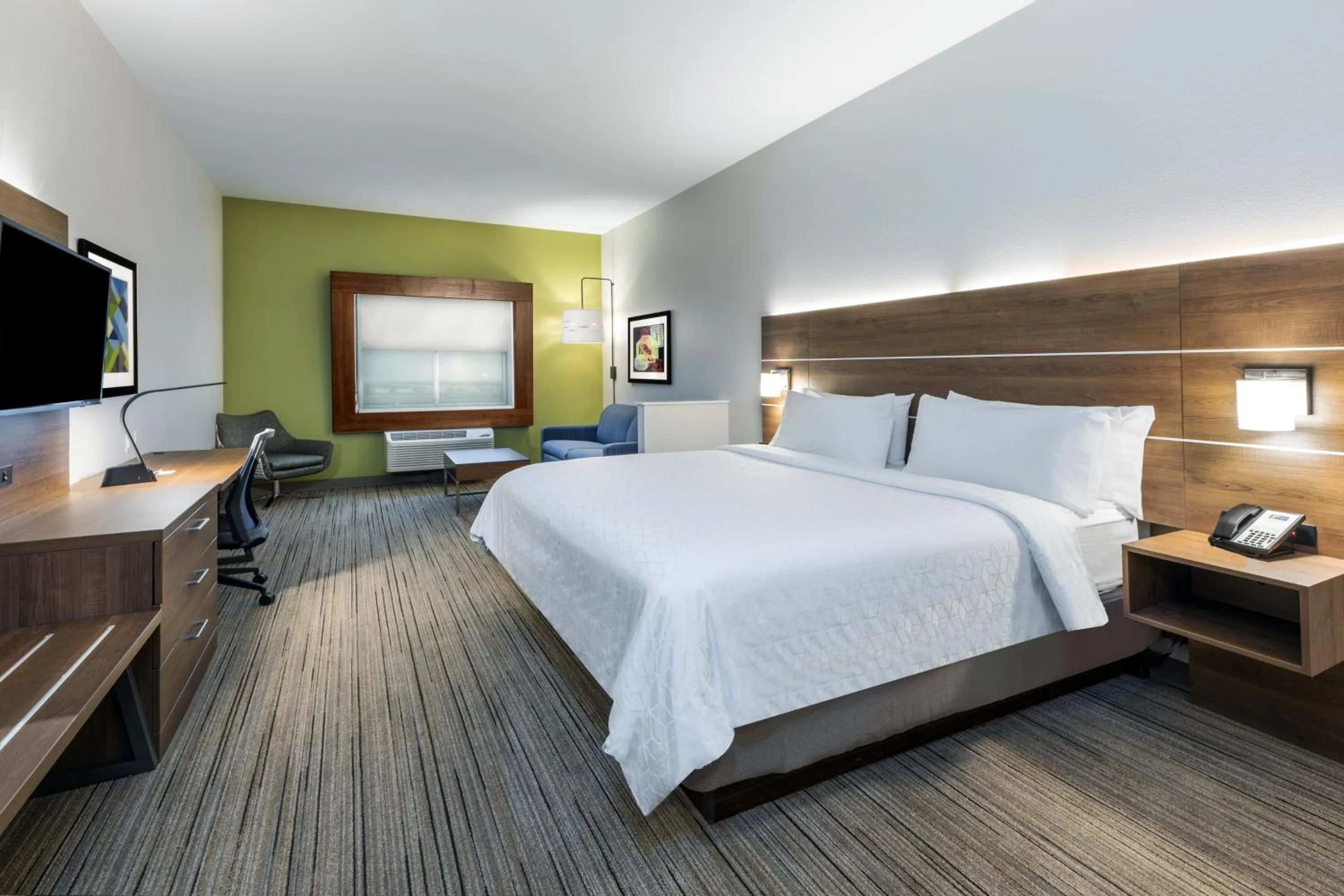Photo of the whole room, Bed in Holiday Inn Express & Suites Junction by IHG