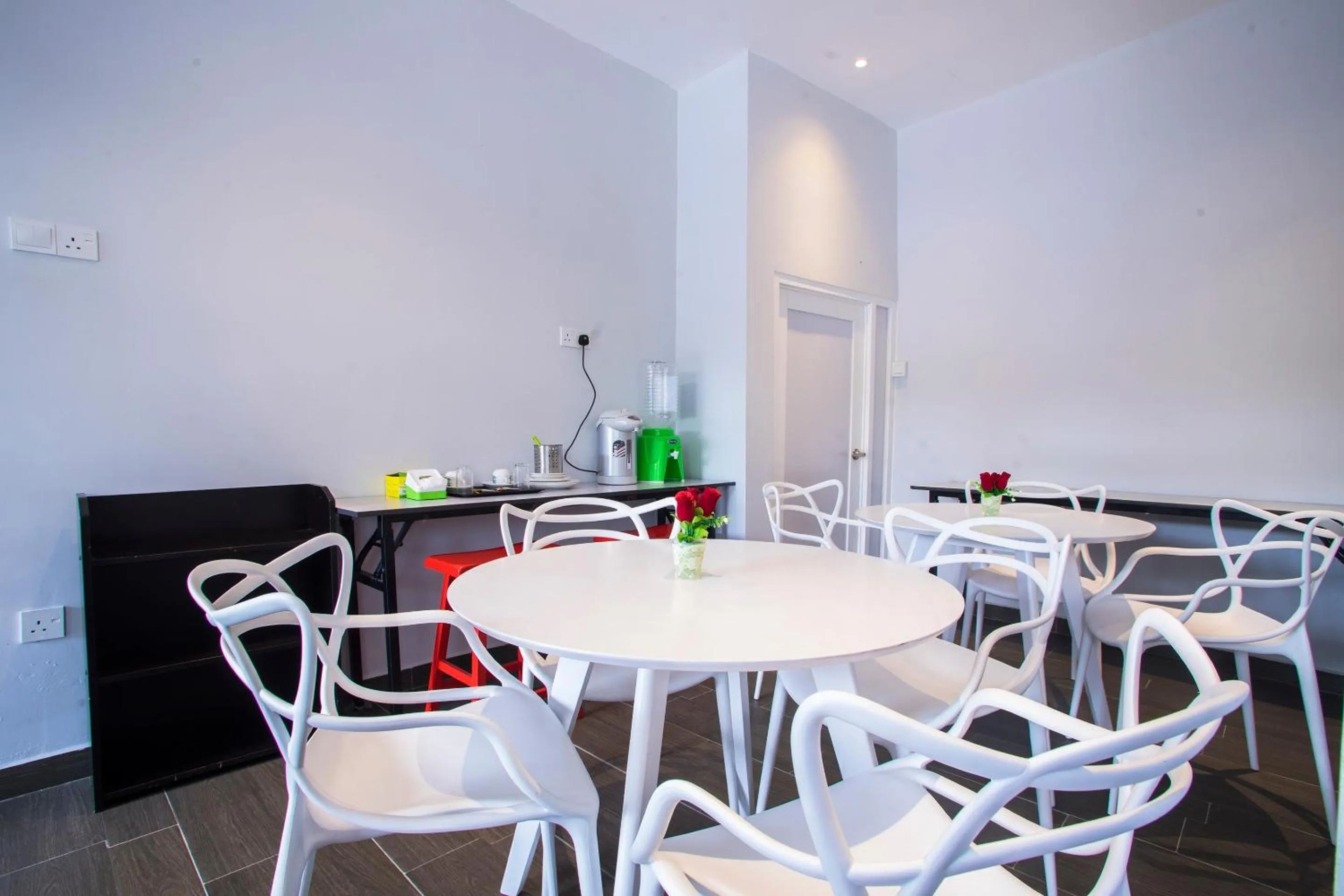 Restaurant/places to eat in Hotel O Gs Hotels Near Strand Mall