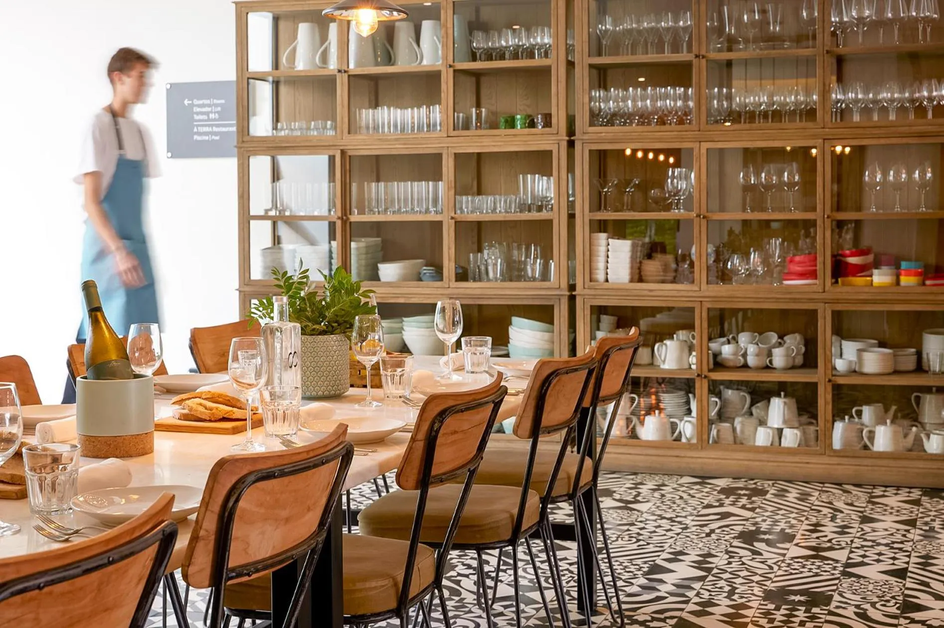 Restaurant/places to eat in Santiago Hotel