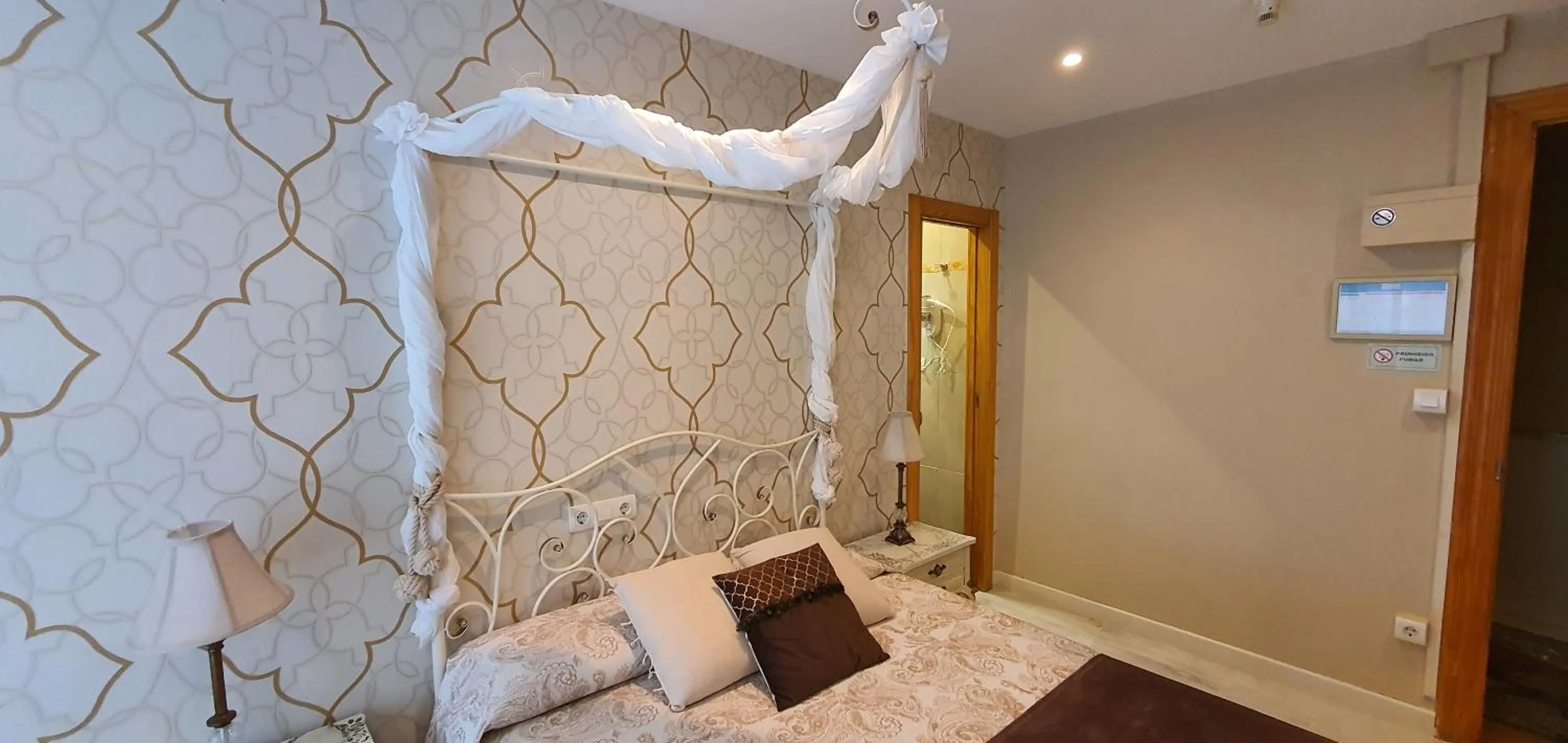 Decorative detail, Bed in Hosteria Villa de Castro