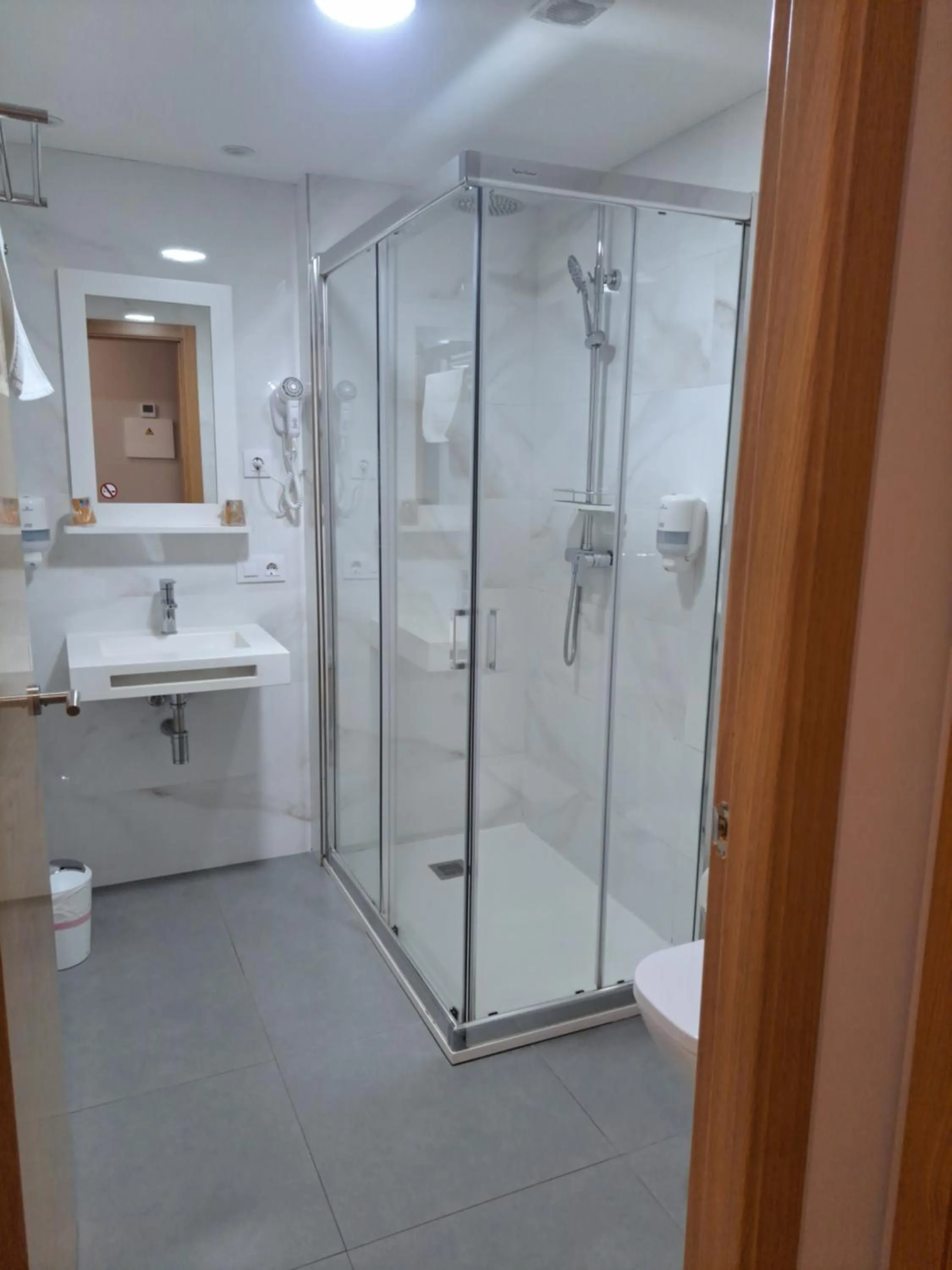 Shower in Hotel Roquiño