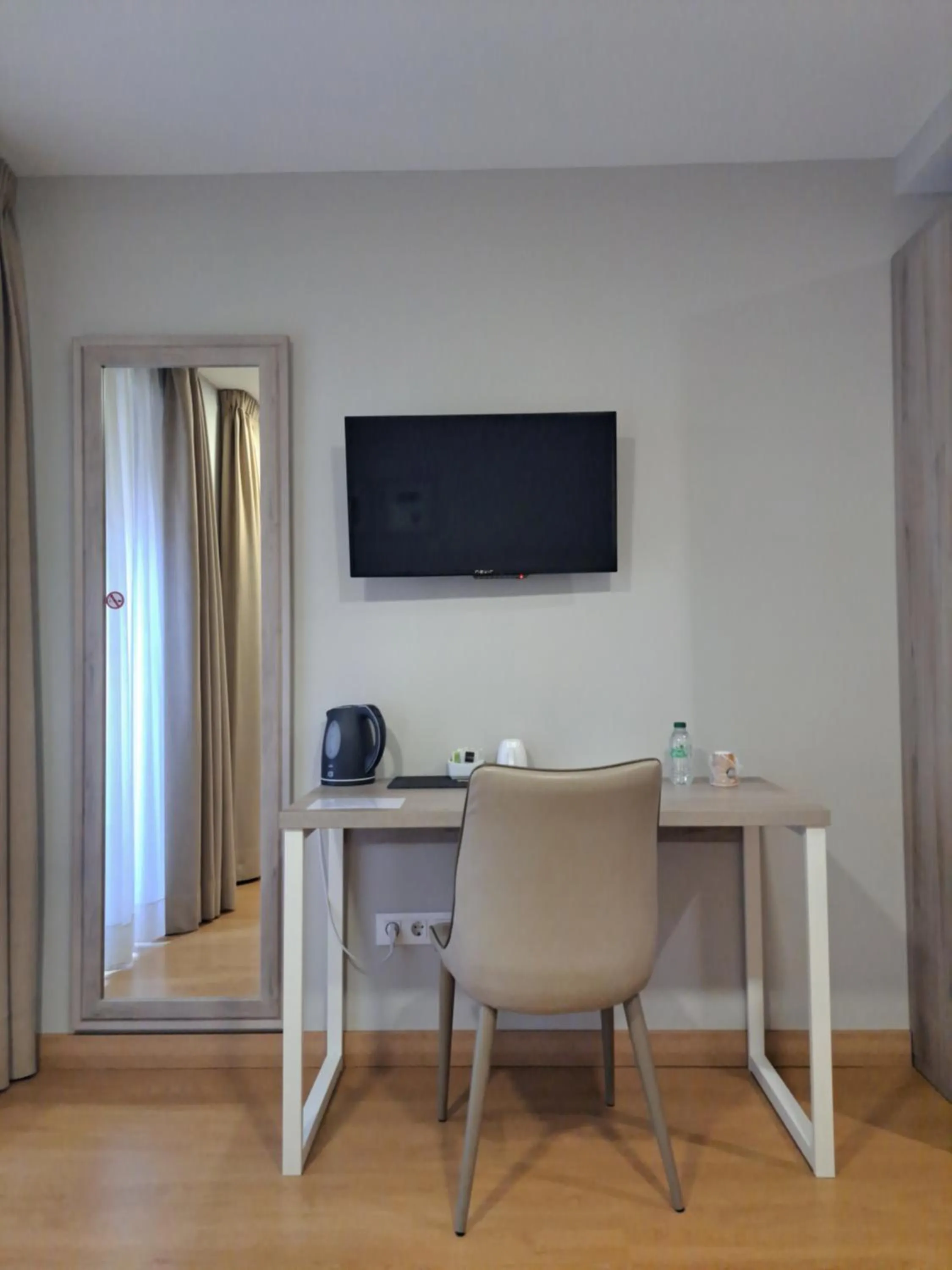 TV and multimedia in Hotel Roquiño