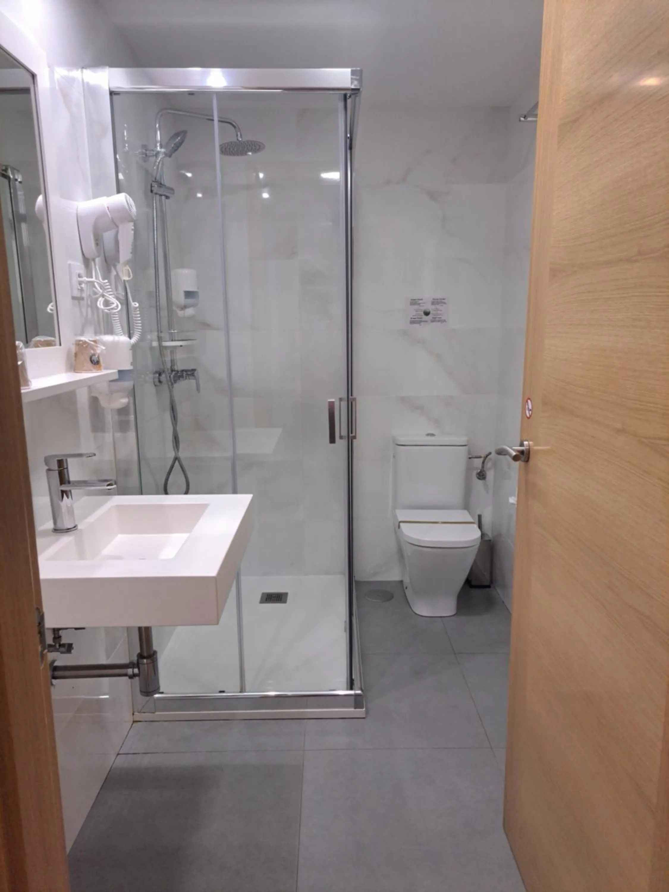 Shower in Hotel Roquiño