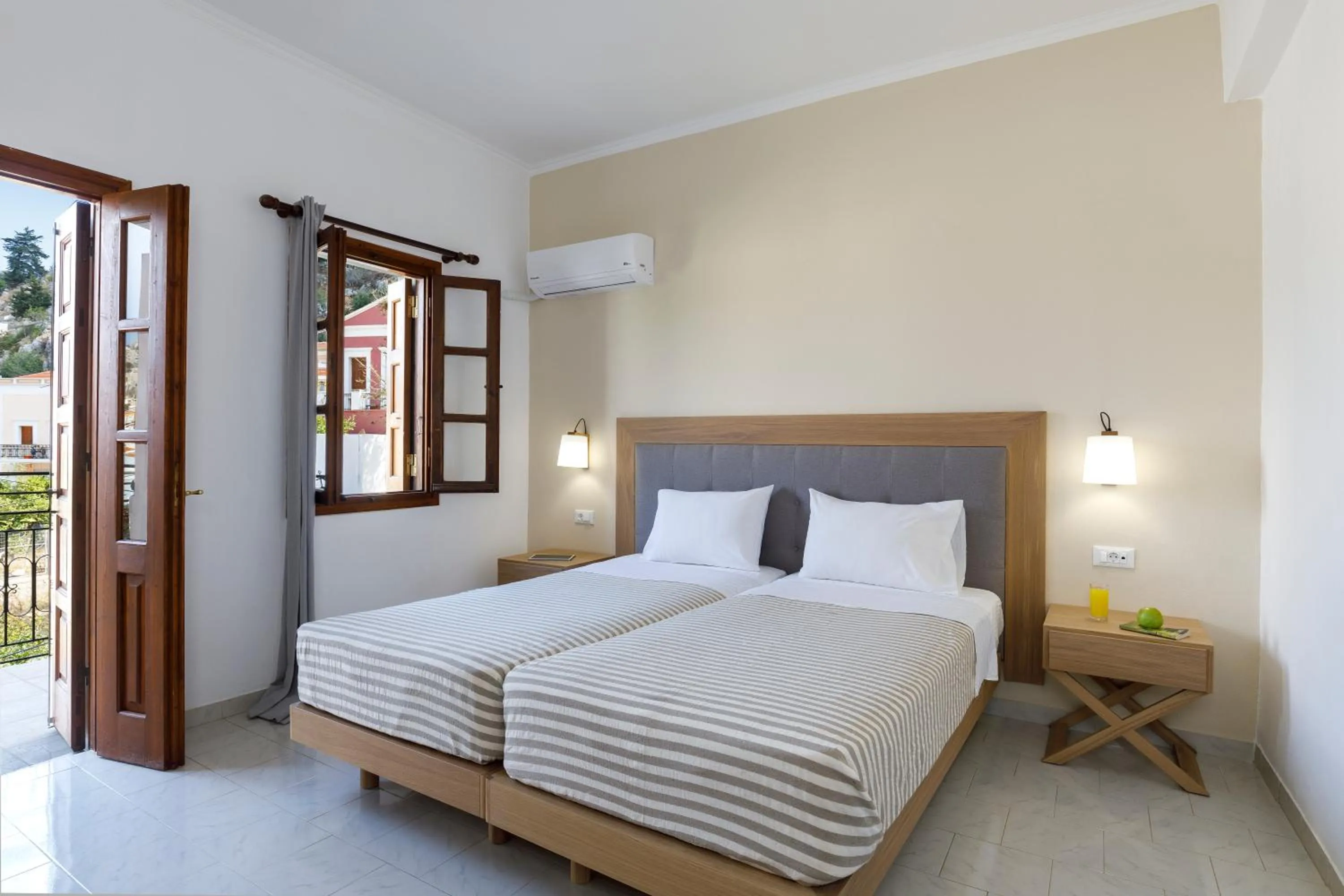 Patio, Bed in Opera House Hotel