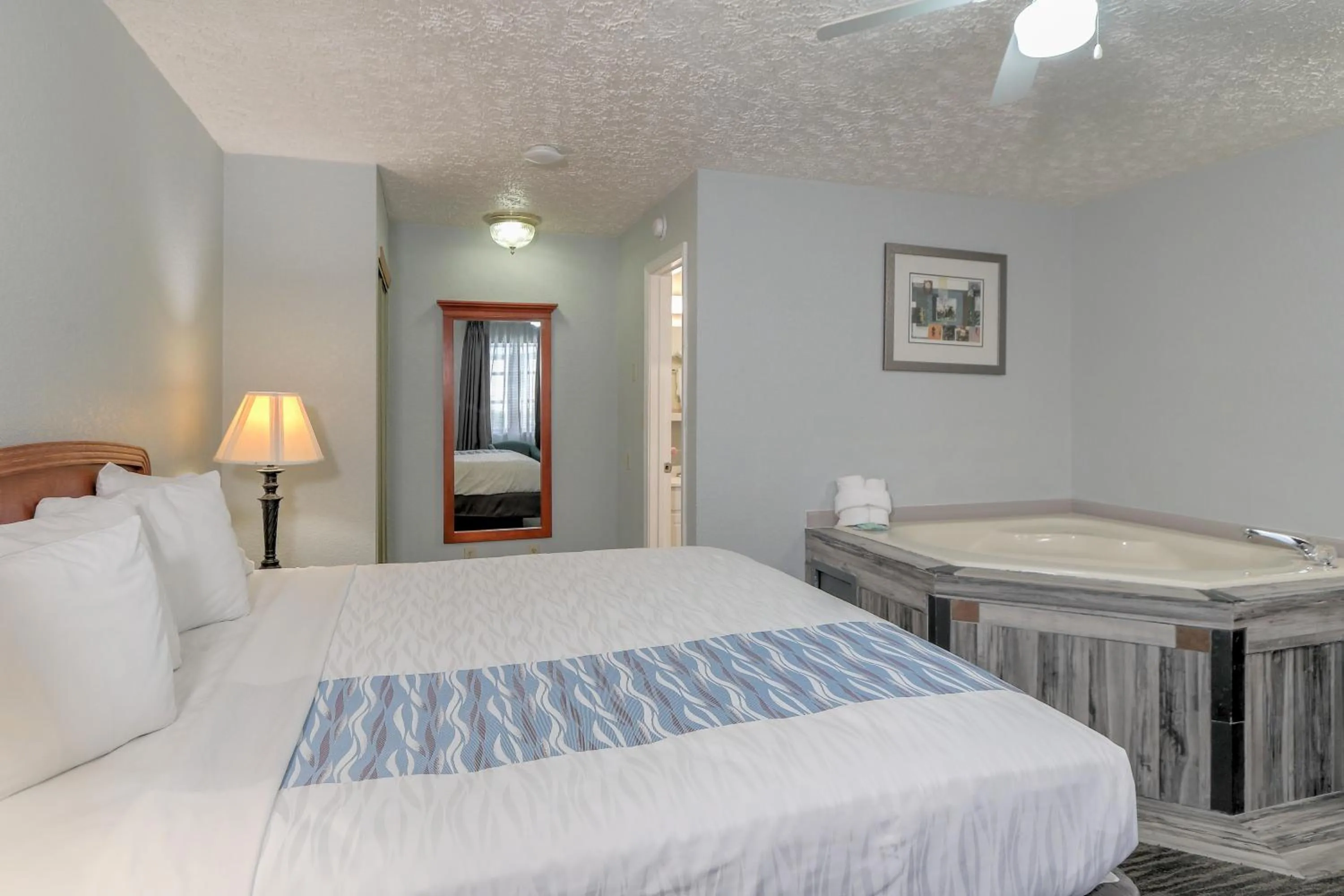 Photo of the whole room, Bed in Belle Aire Motel - Downtown Convention Center - Gatlinburg