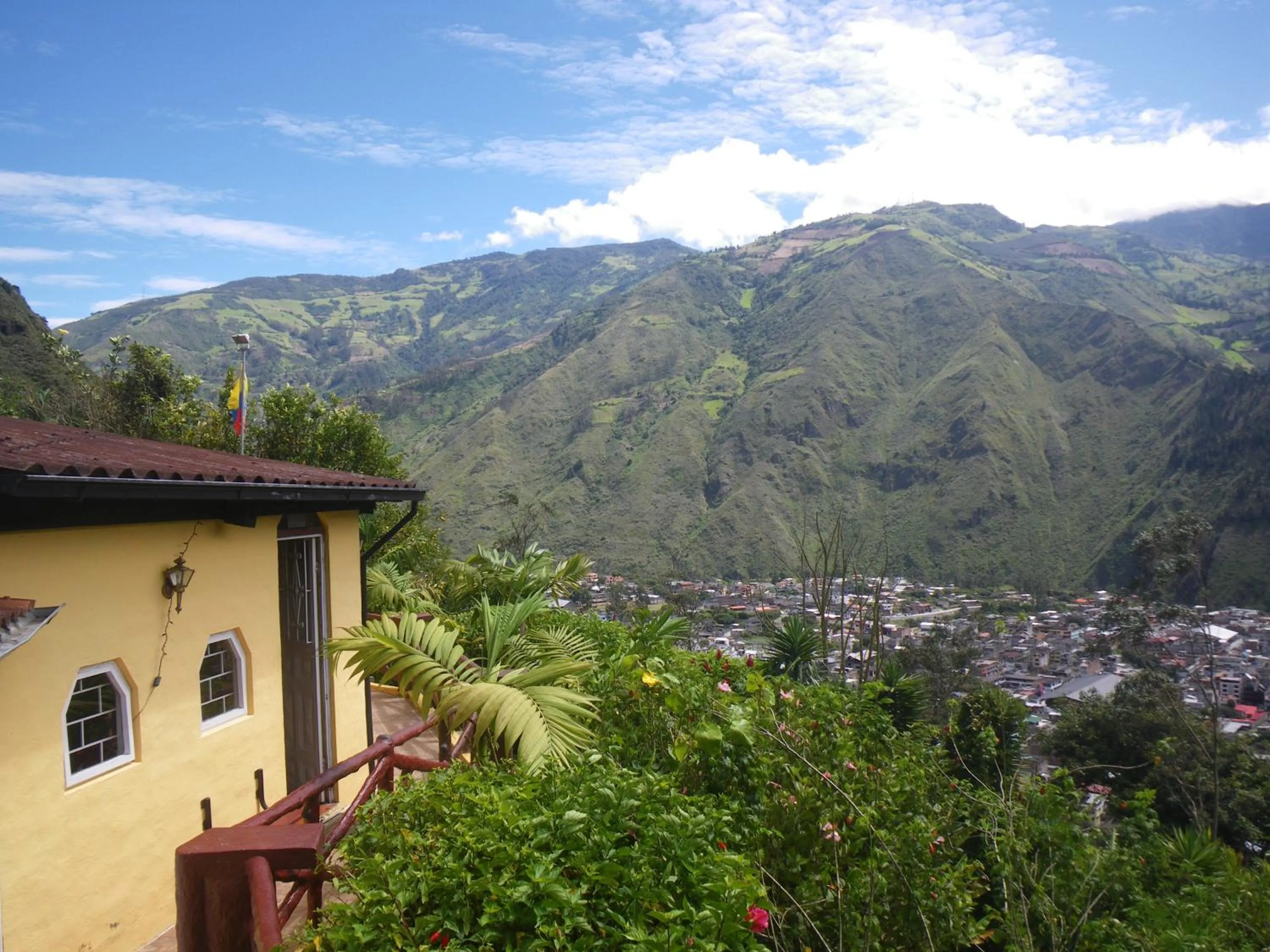 Property building in La Casa Amarilla