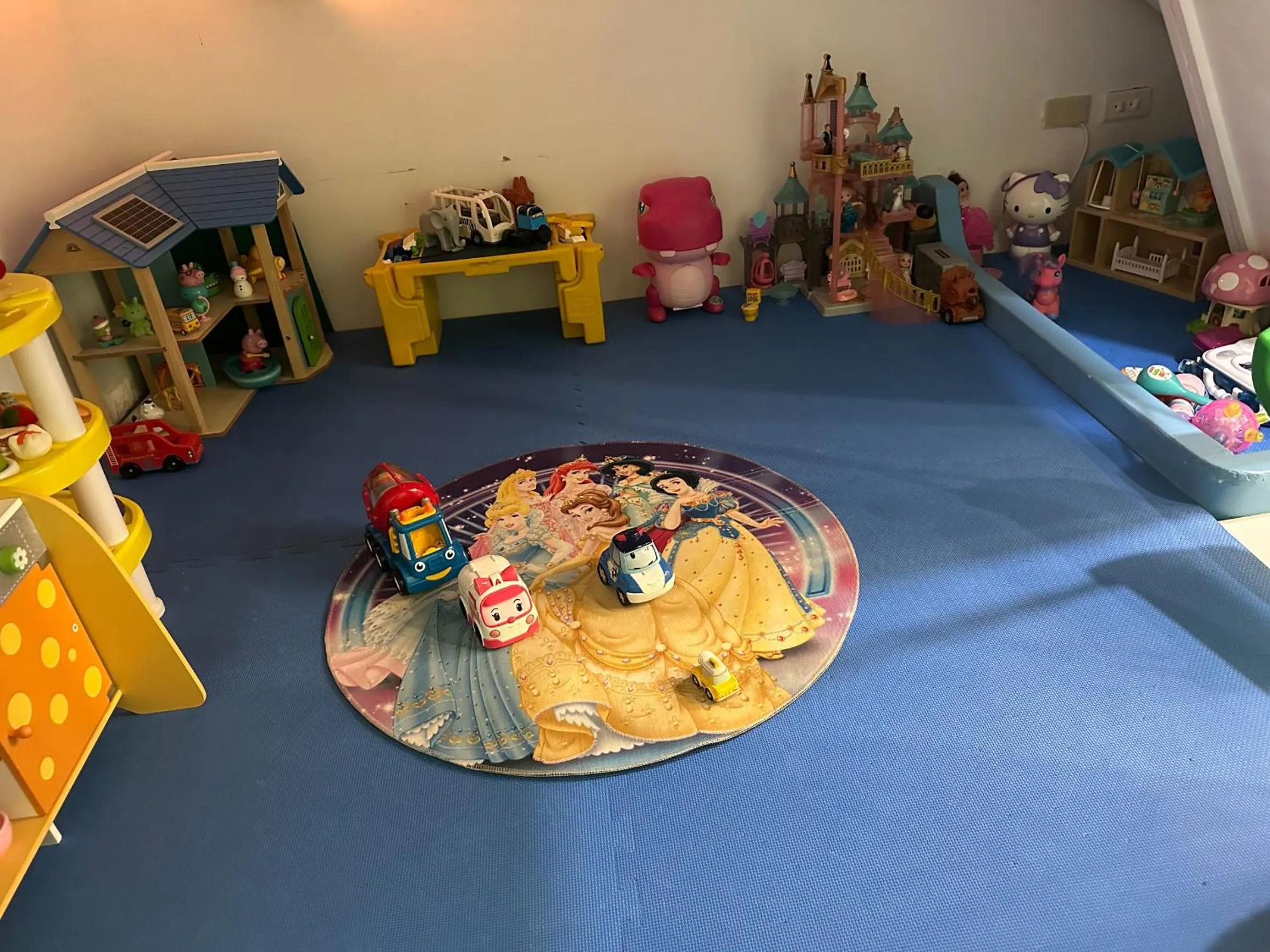 Photo of the whole room in Kenting Mola