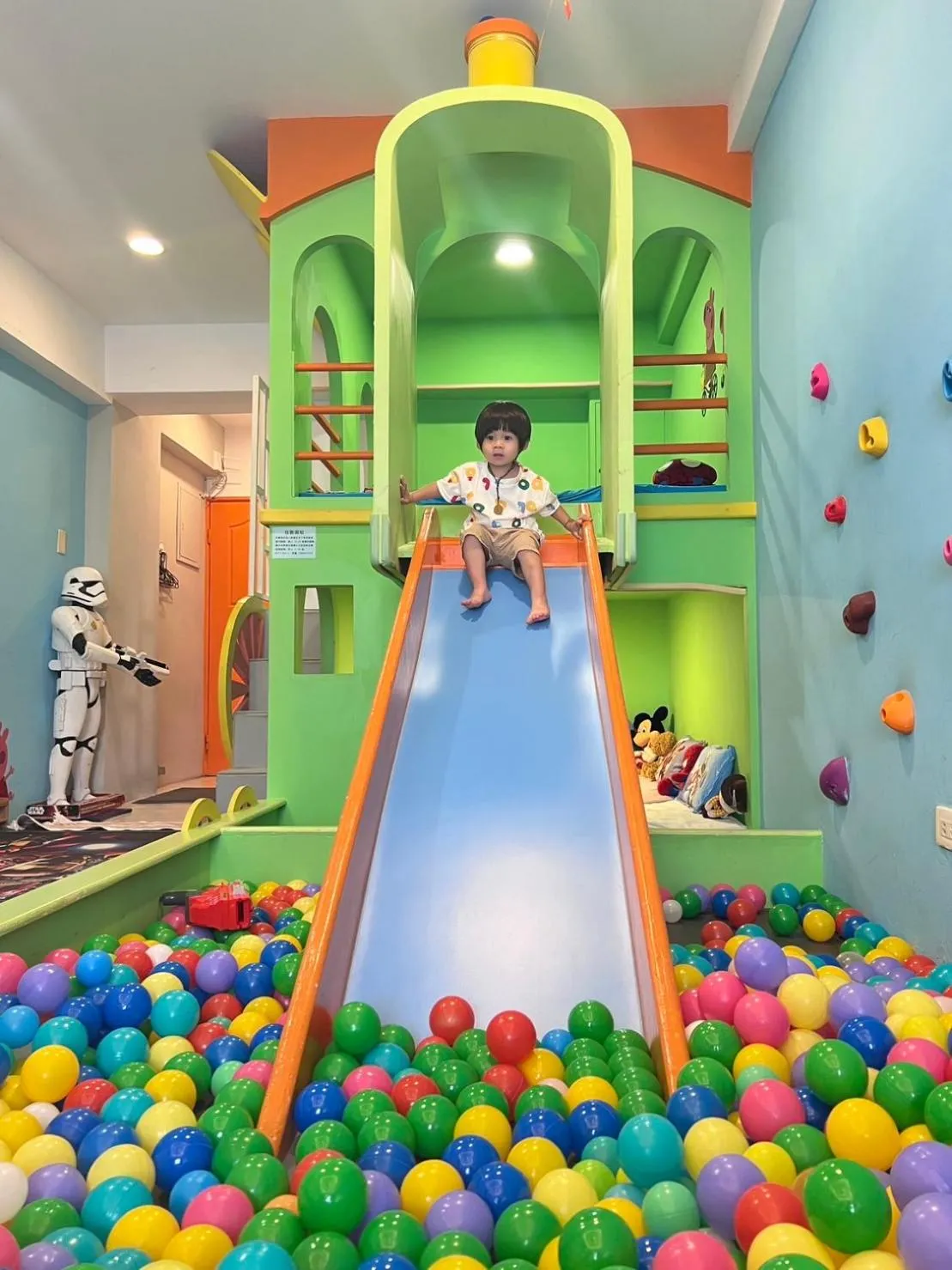 Photo of the whole room in Kenting Mola