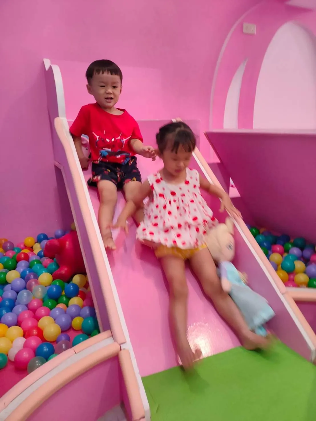 Photo of the whole room in Kenting Mola