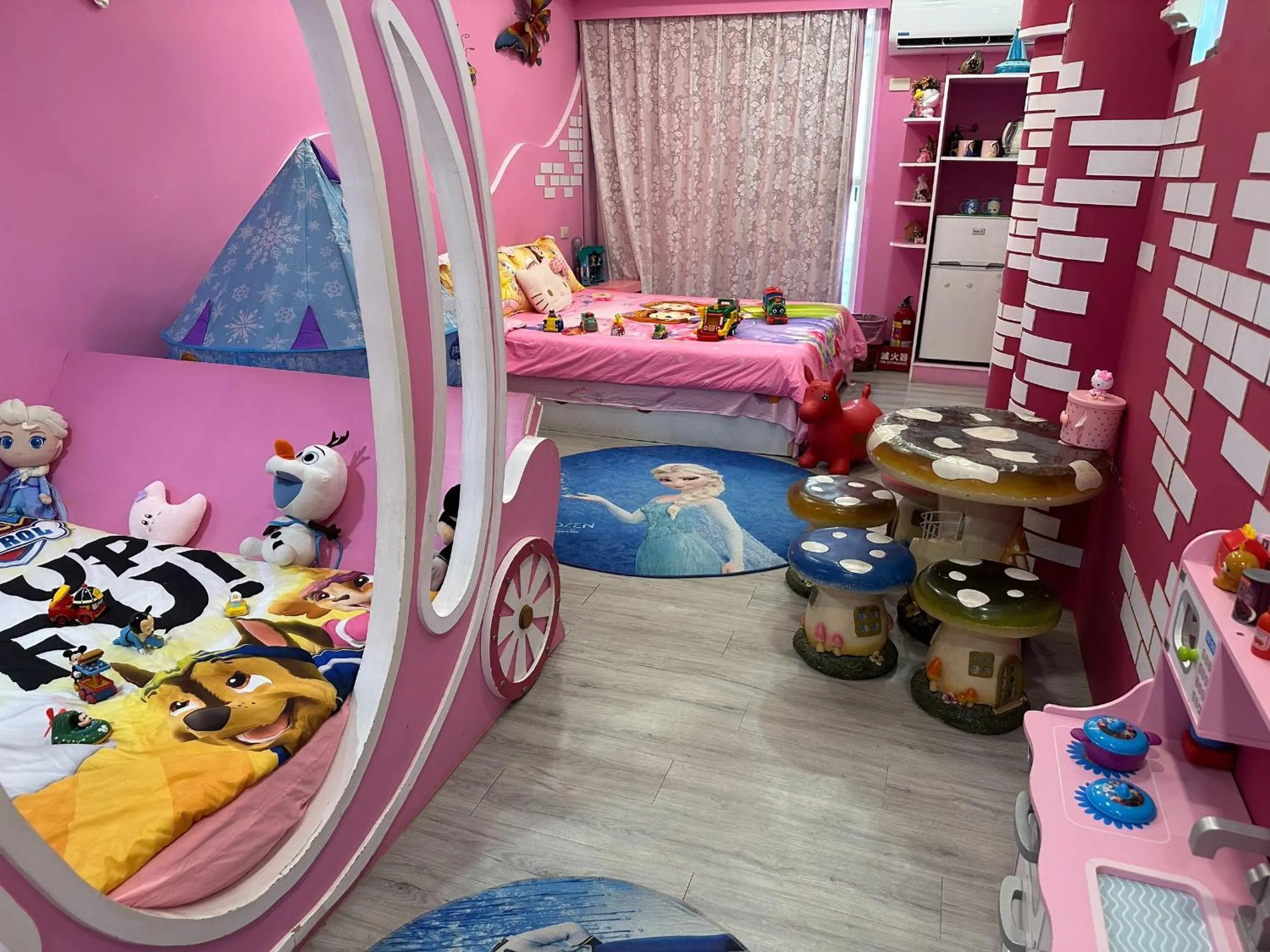 Photo of the whole room, Bed in Kenting Mola