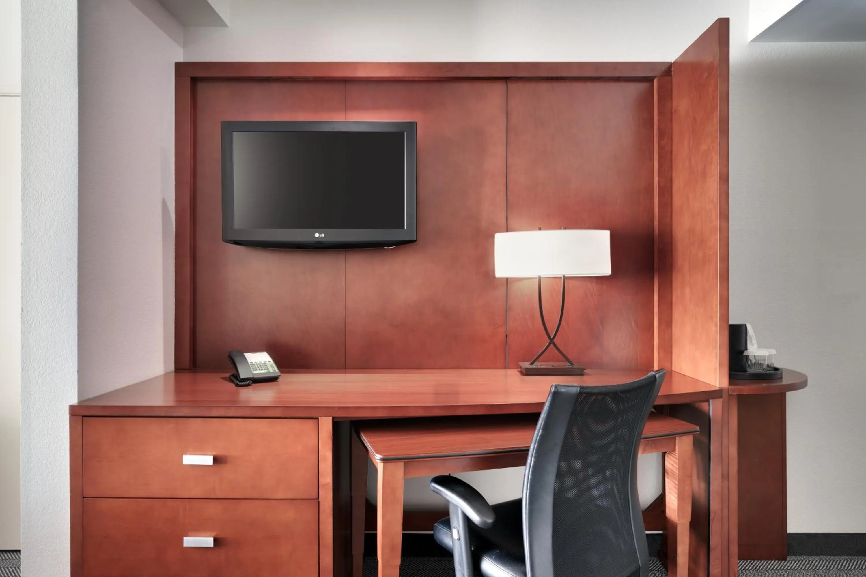 TV and multimedia in Courtyard by Marriott Houston NASA Clear Lake