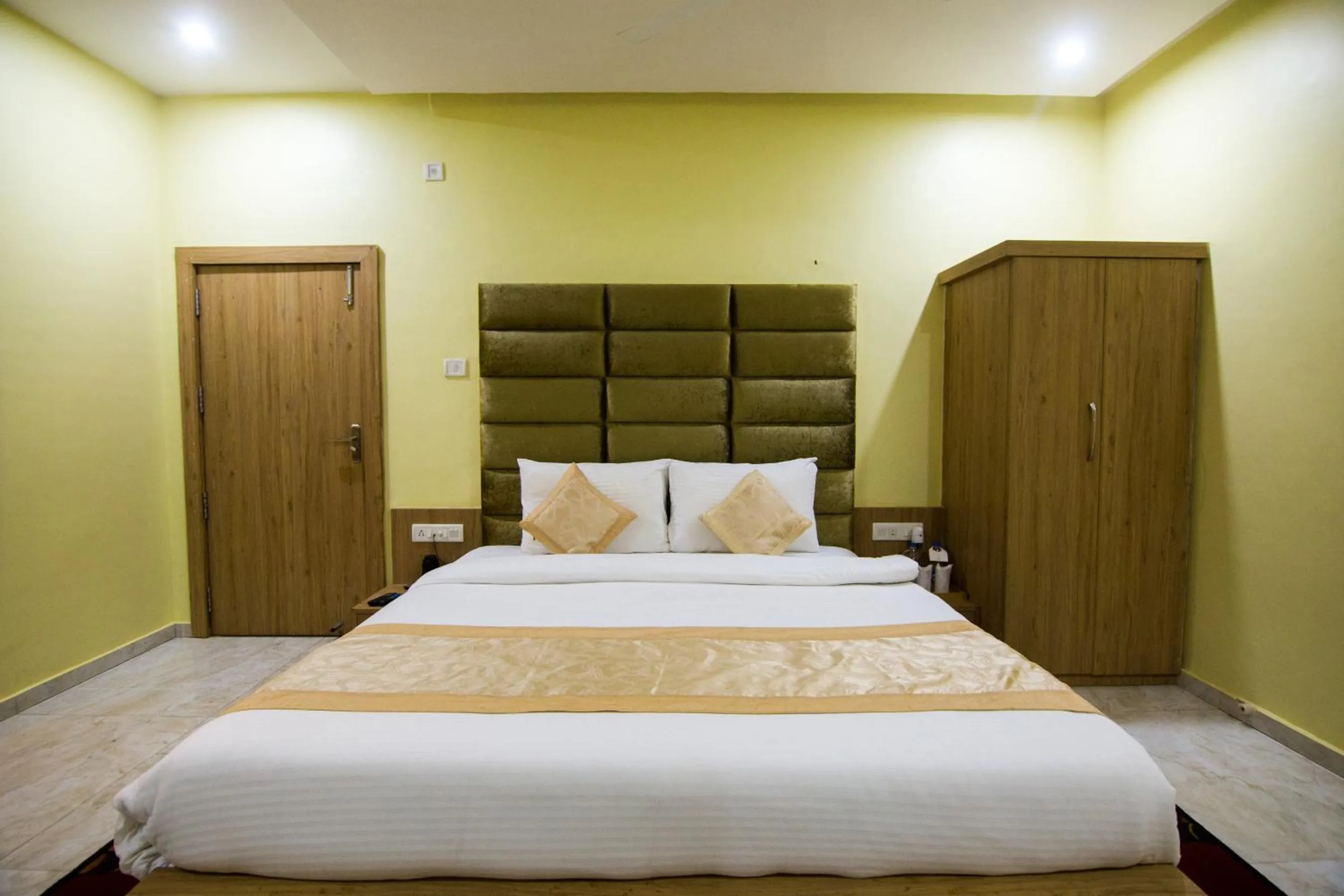 Photo of the whole room, Bed in The River Front Resort