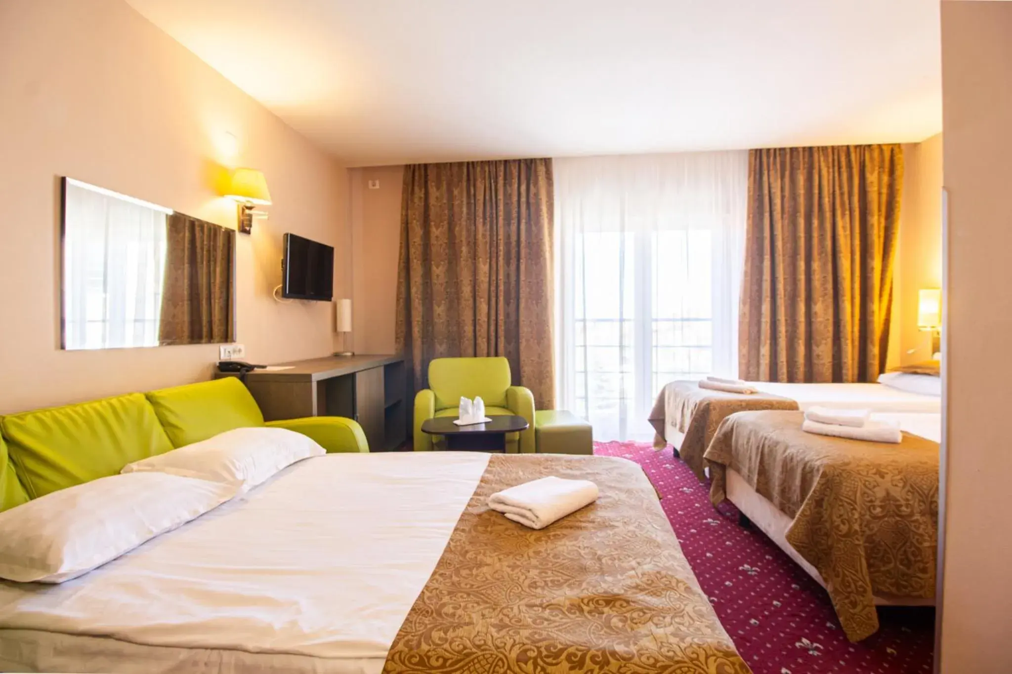 Basic Triple Room in Casa Mureșan Basic Triple Room in Casa Mureșan