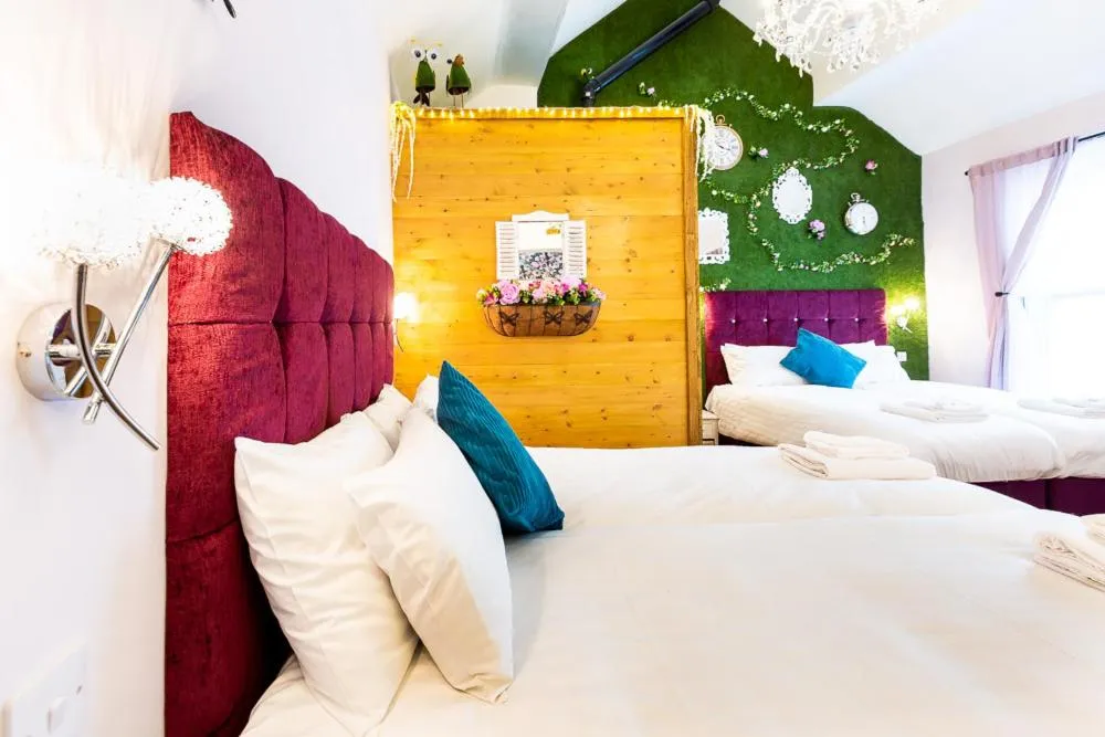 Bedroom, Bed in Honeypot House