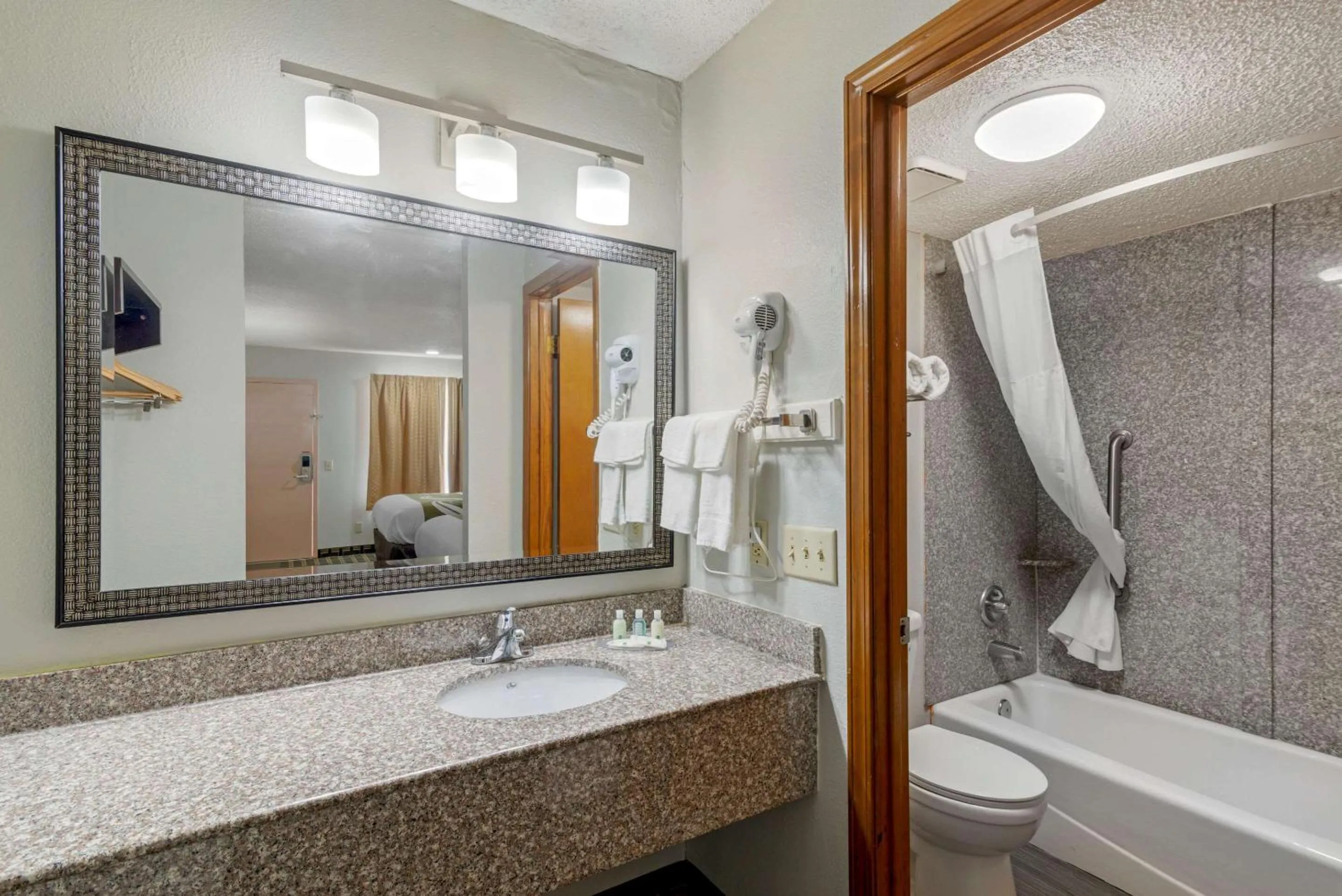 Bathroom in Quality Inn Acworth North