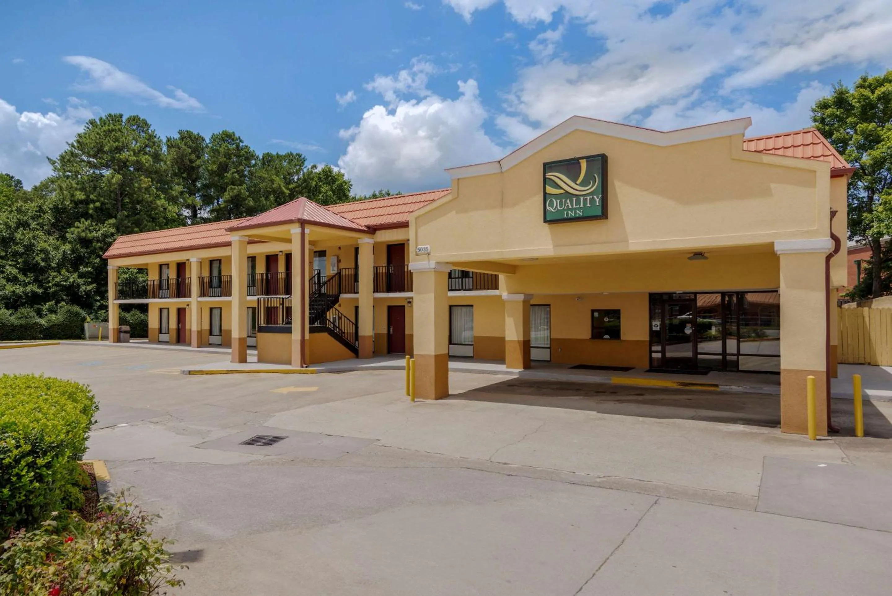 Property building in Quality Inn Acworth North